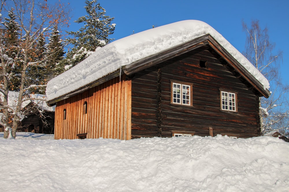 Una cabaña de madera en la nieve