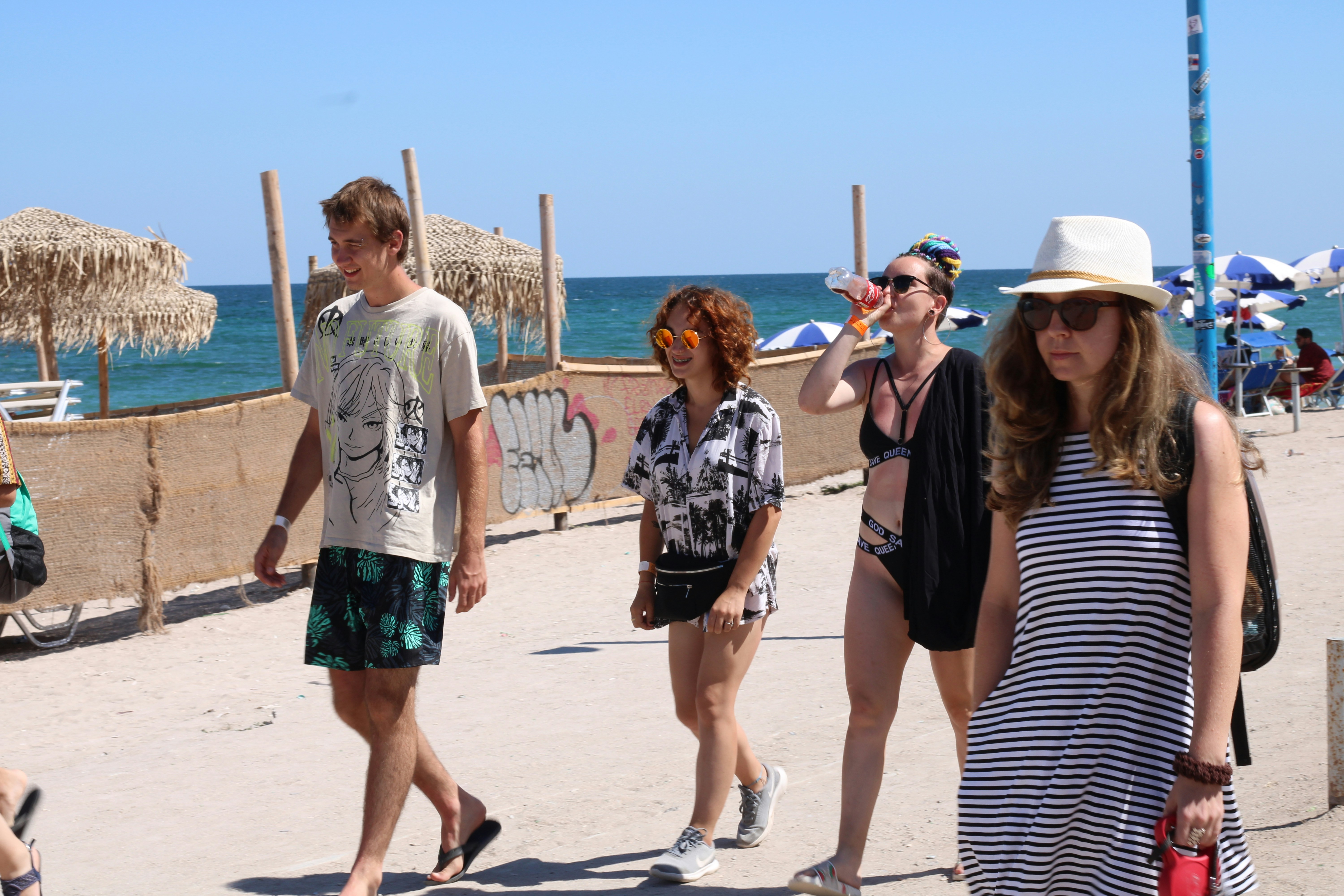 Un grupo de personas caminando por una playa