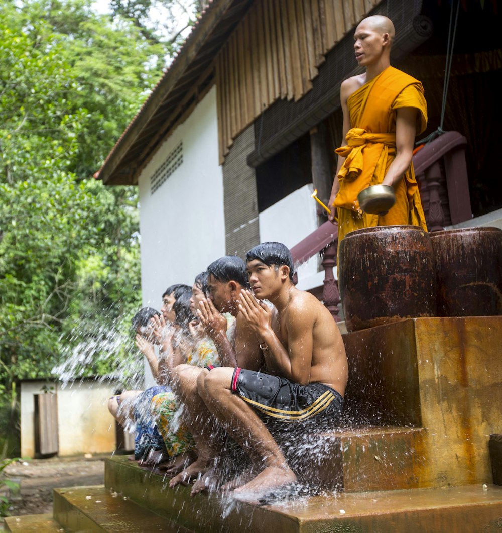um grupo de homens brincando em uma fonte de água