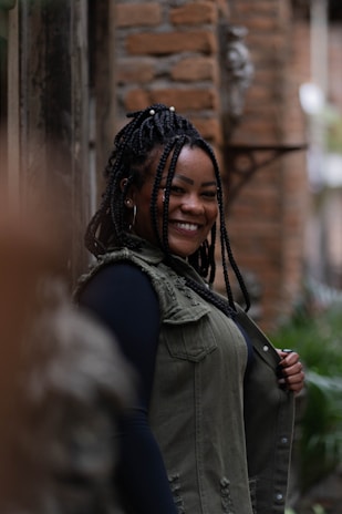 Ivana Pereira Nascimento warmly greeting a client at the entrance of the studio