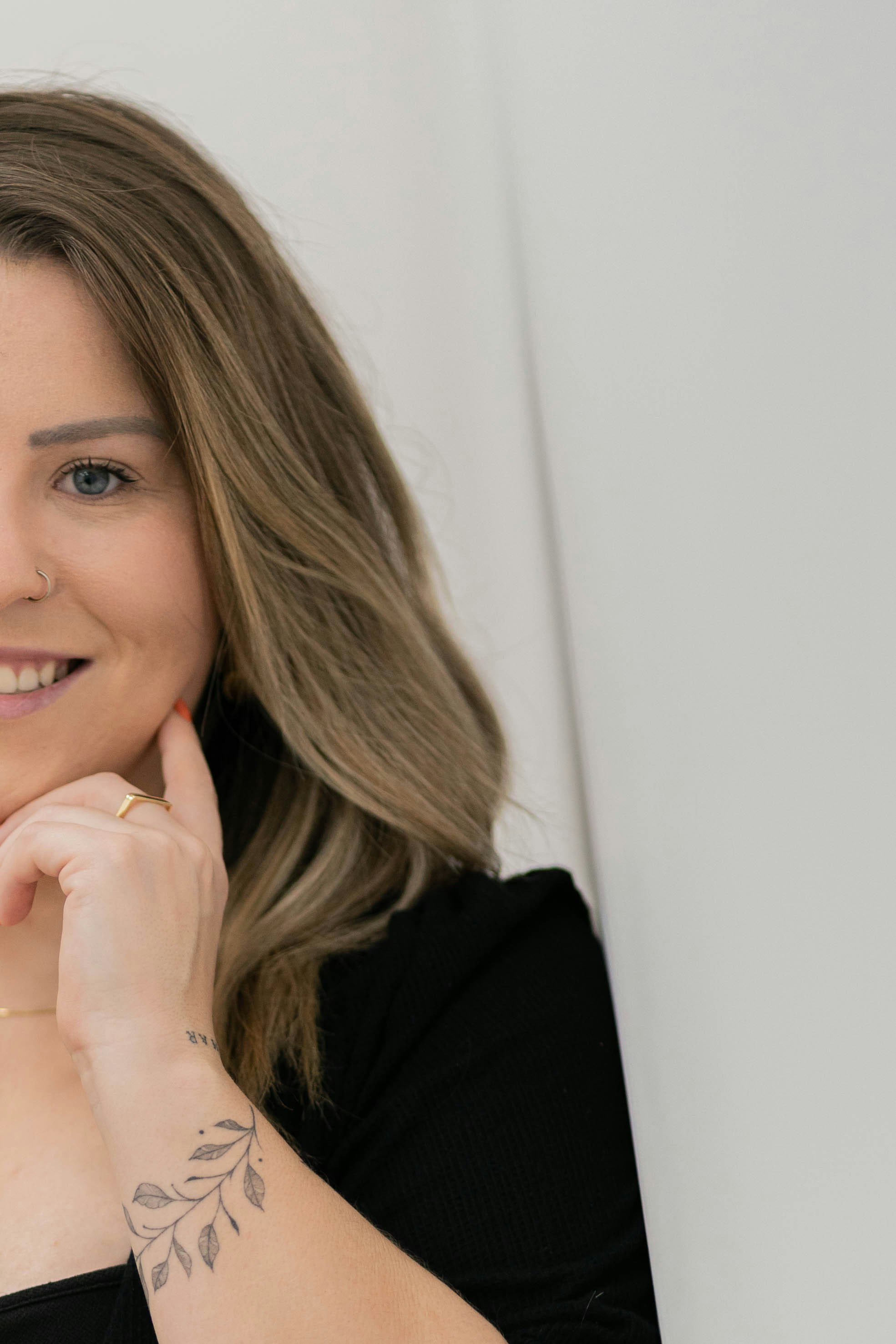 Mujer adulta con sonrisa amplia, cabello rubio, fondo blanco