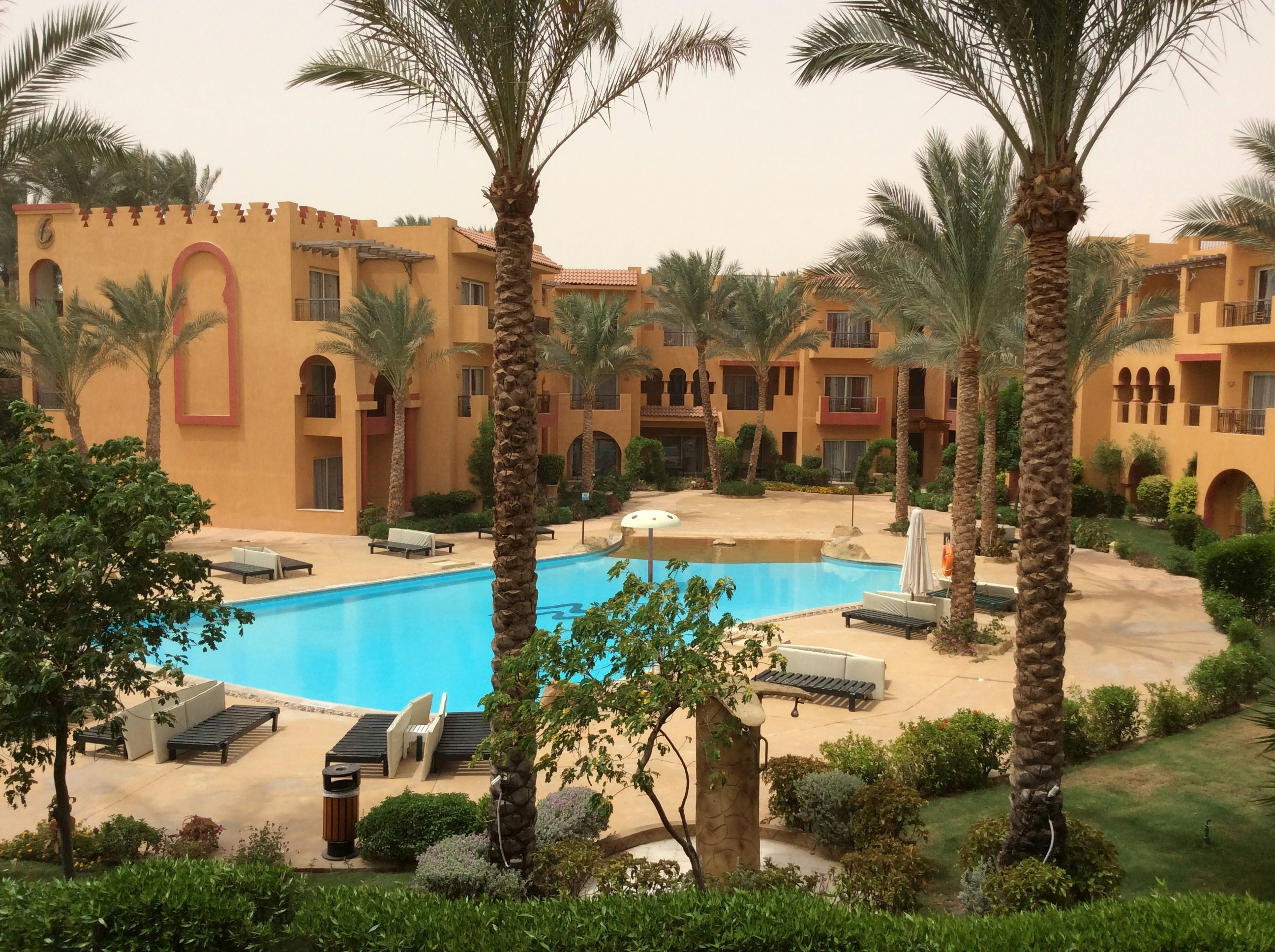 قرية أزها العين السخنة - Azha Sokhna: مقارنة شاملة: هل يستحق الاستثمار؟