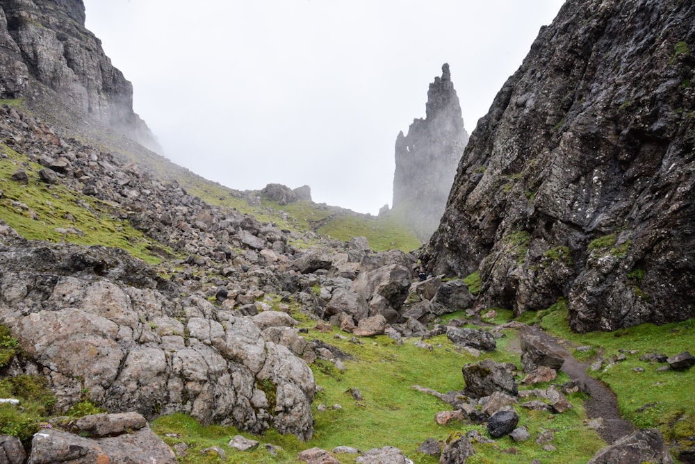 Un lato roccioso della montagna