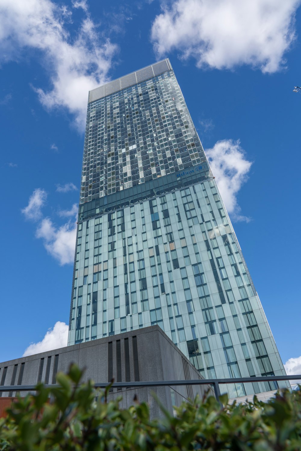 Un edificio alto con un cielo azul