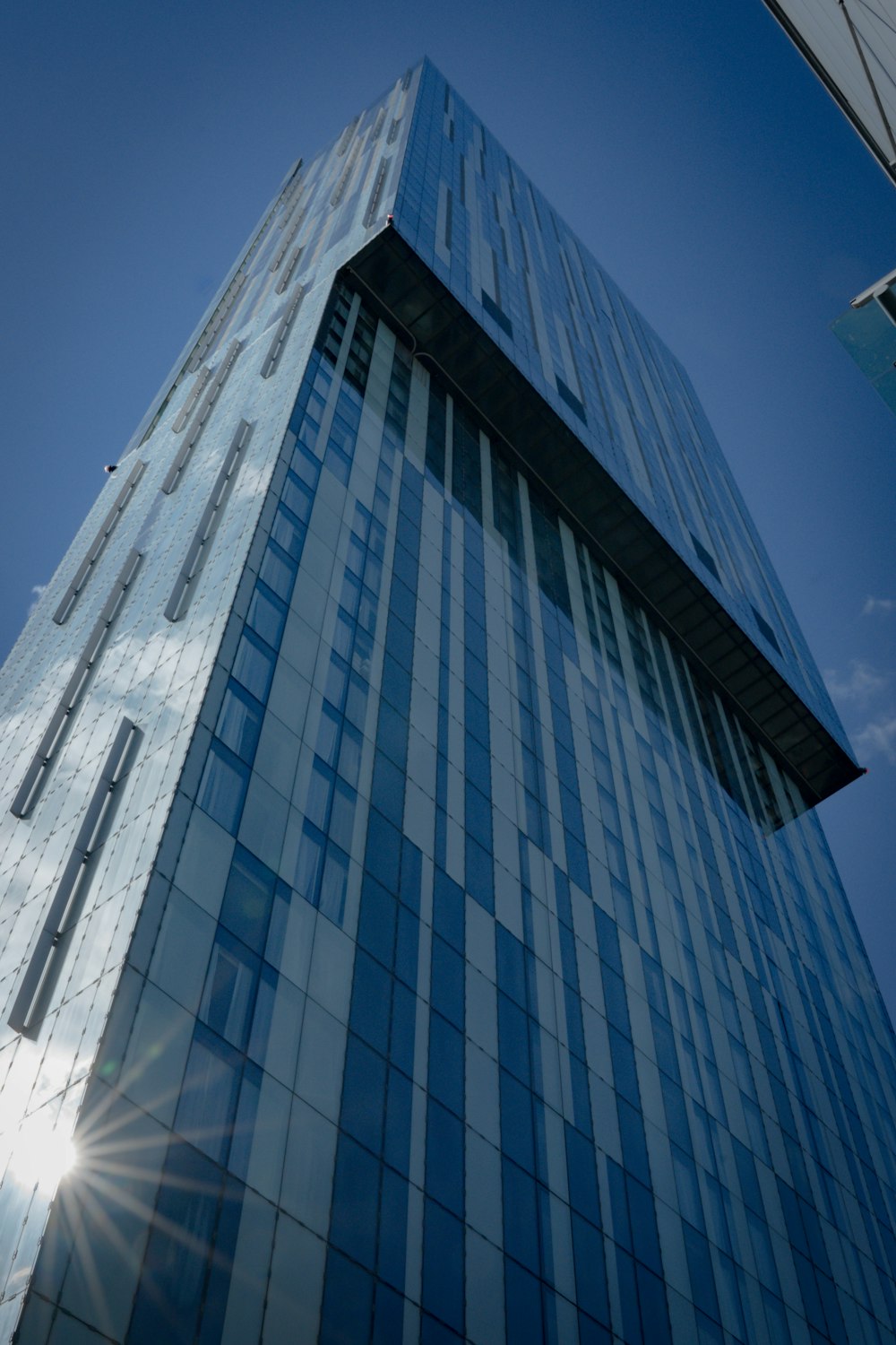 Un edificio alto con ventanas de vidrio