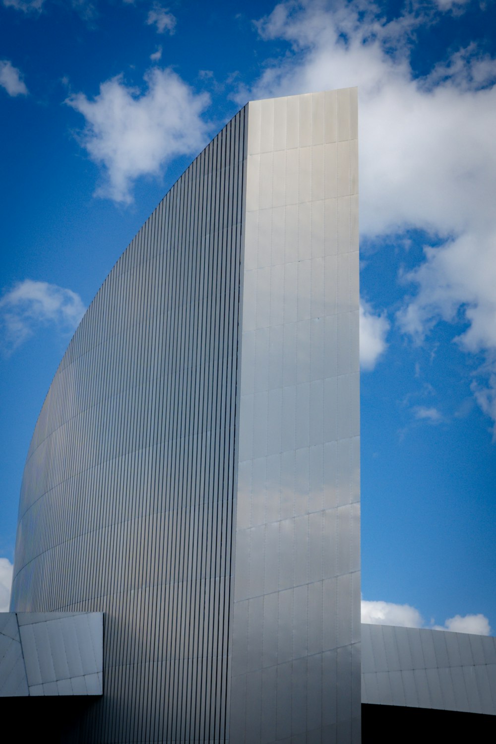 Un edificio alto con un cielo azul