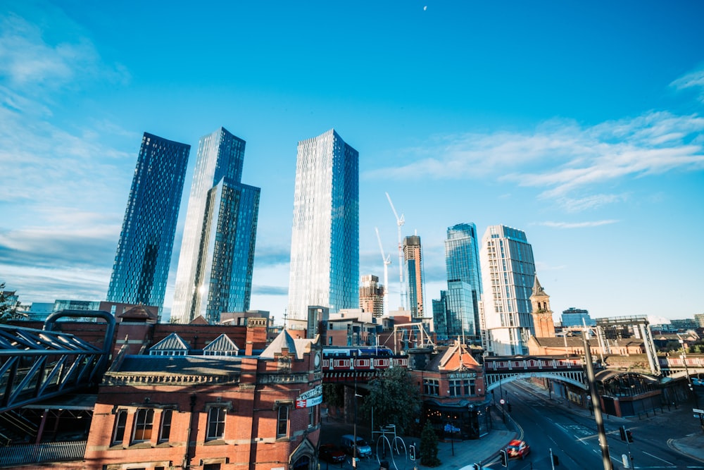 Una ciudad con edificios altos