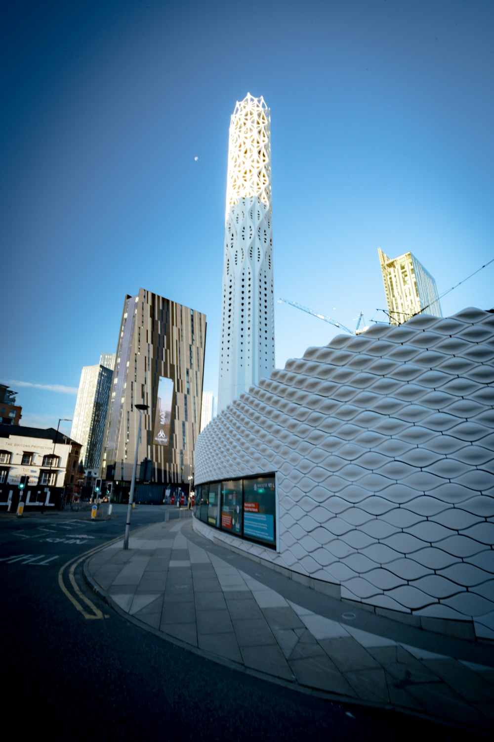 Un gran edificio con una torre alta