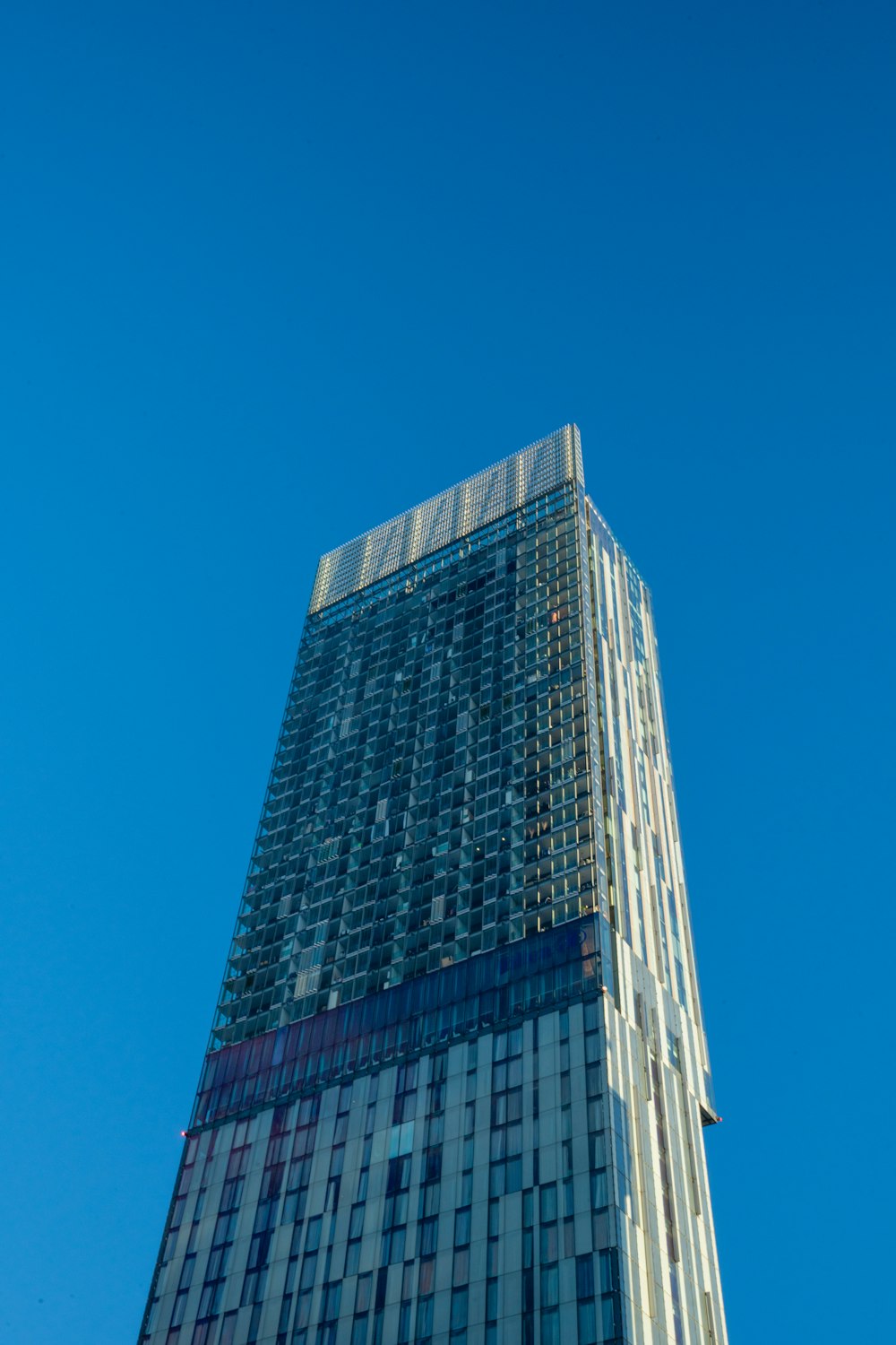Un edificio alto con un cielo despejado