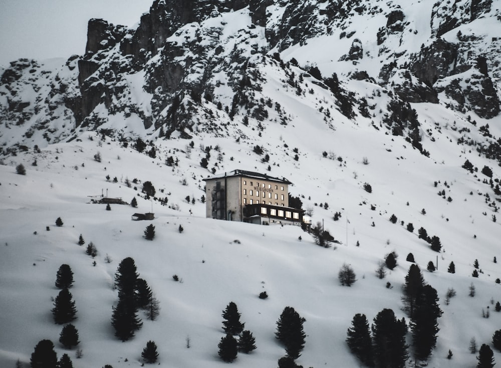 Ein Gebäude auf einem verschneiten Berg