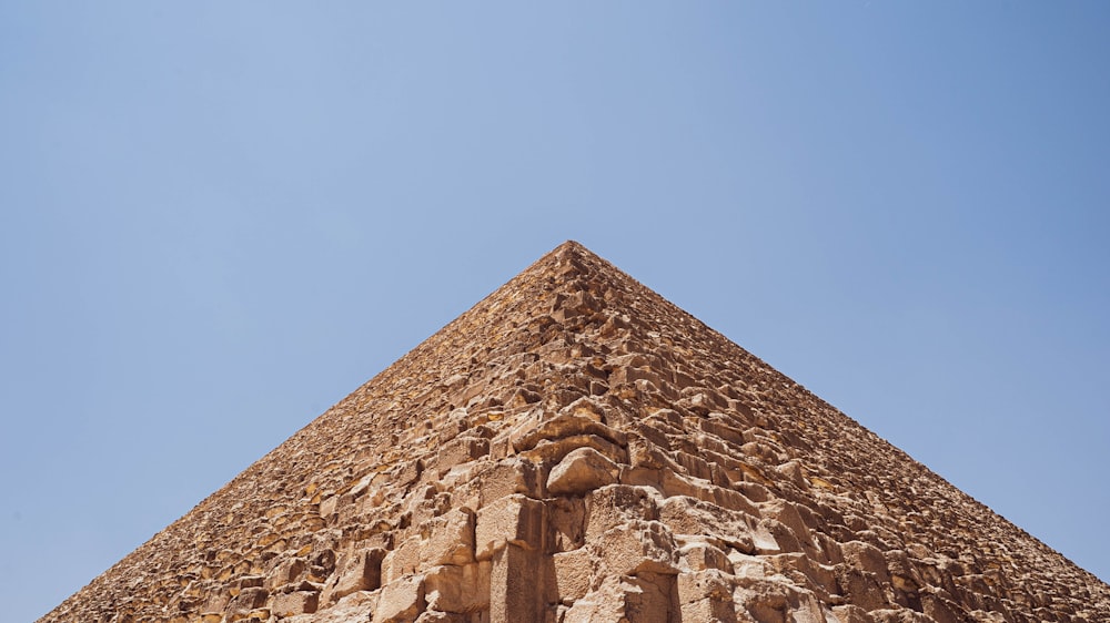 Una pirámide con un cielo azul