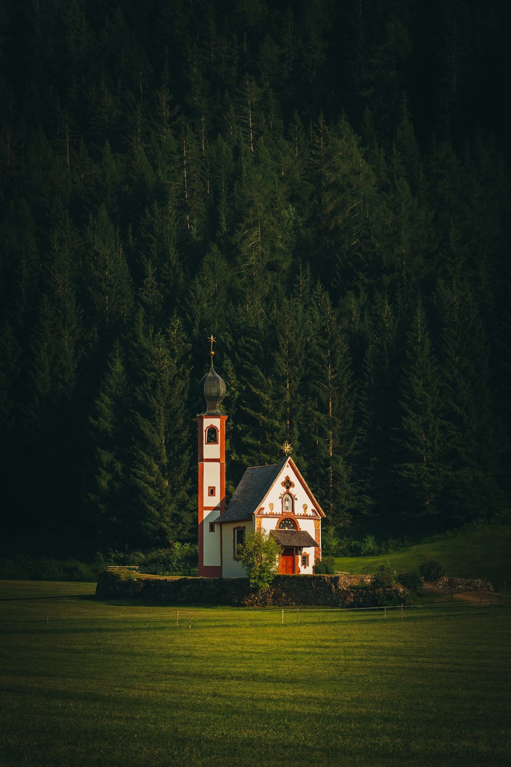 a small church in the middle of a forest