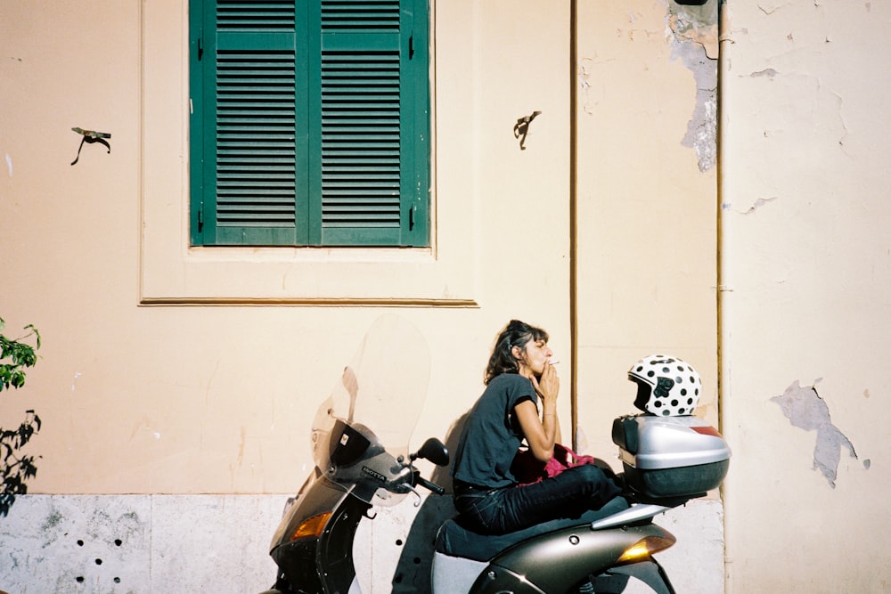 una persona en un ciclomotor