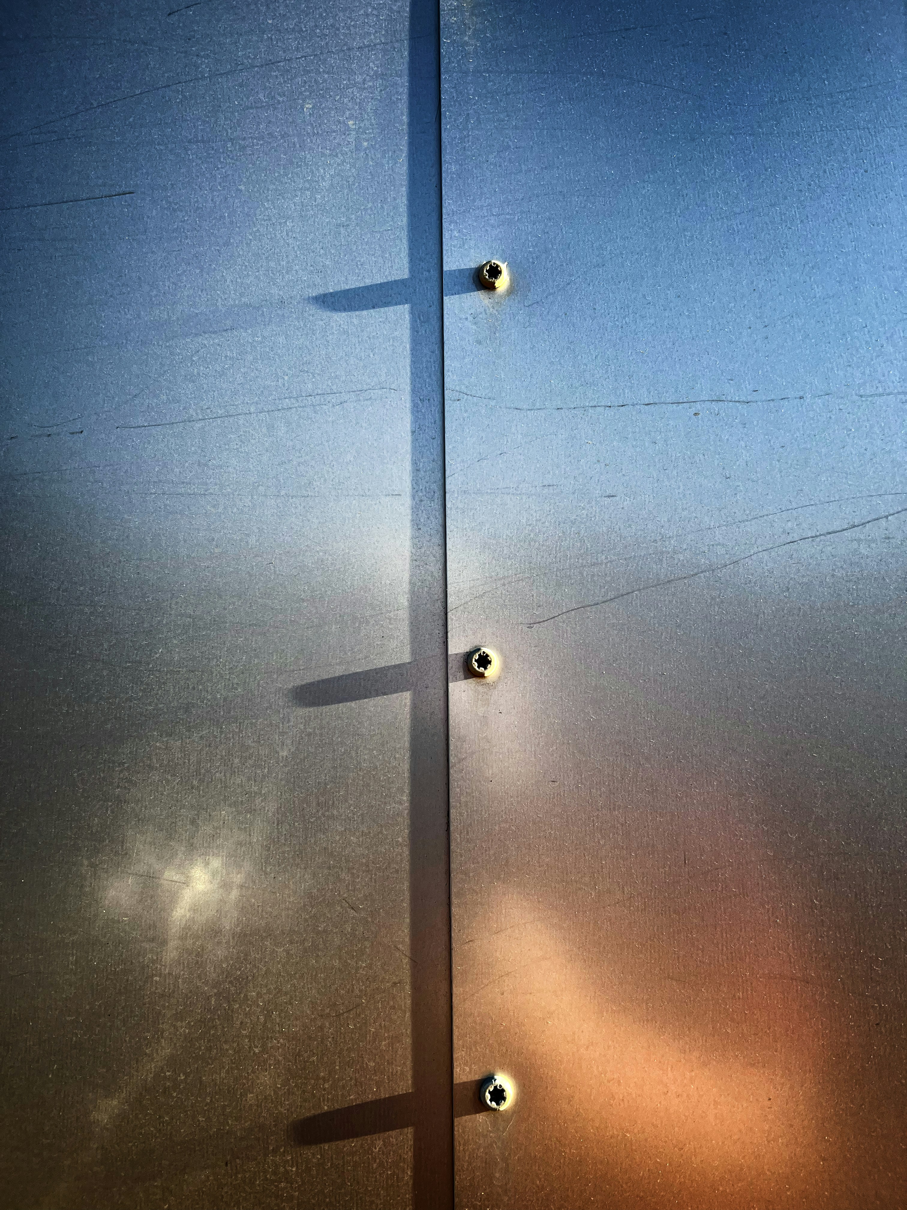 uma porta azul com uma luz sobre ela