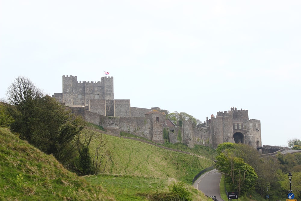 un château sur une colline avec le château de Douvres en arrière-plan