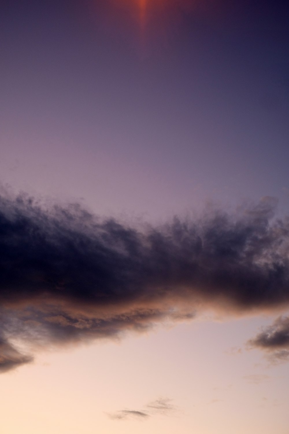 Une vue du ciel avec des nuages