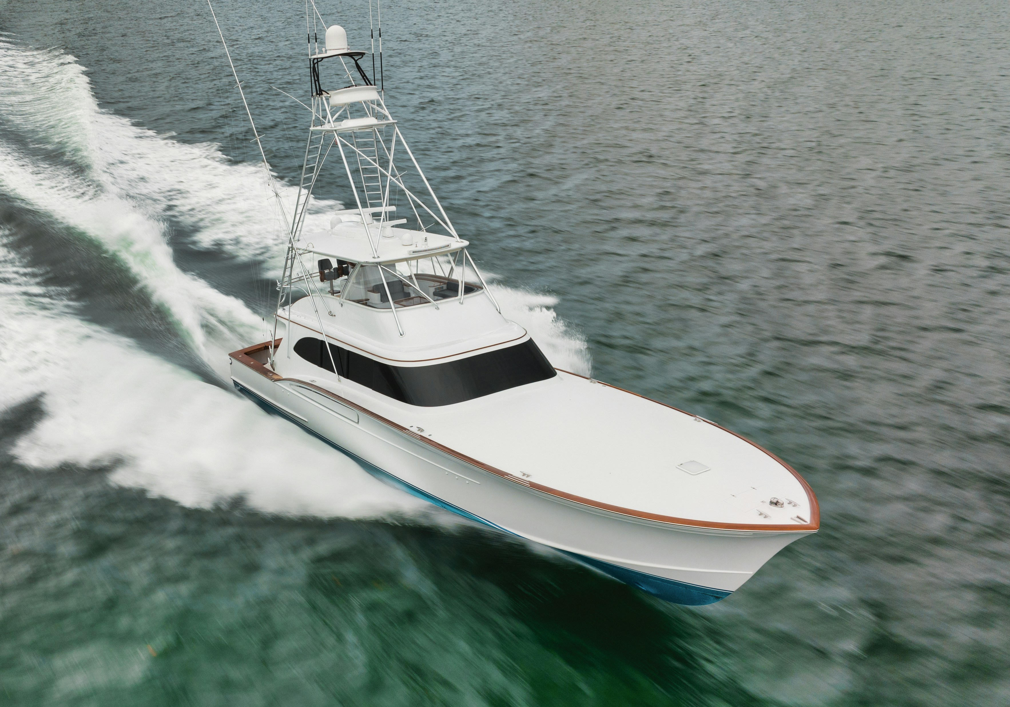 Ein weiß-orangefarbenes Boot