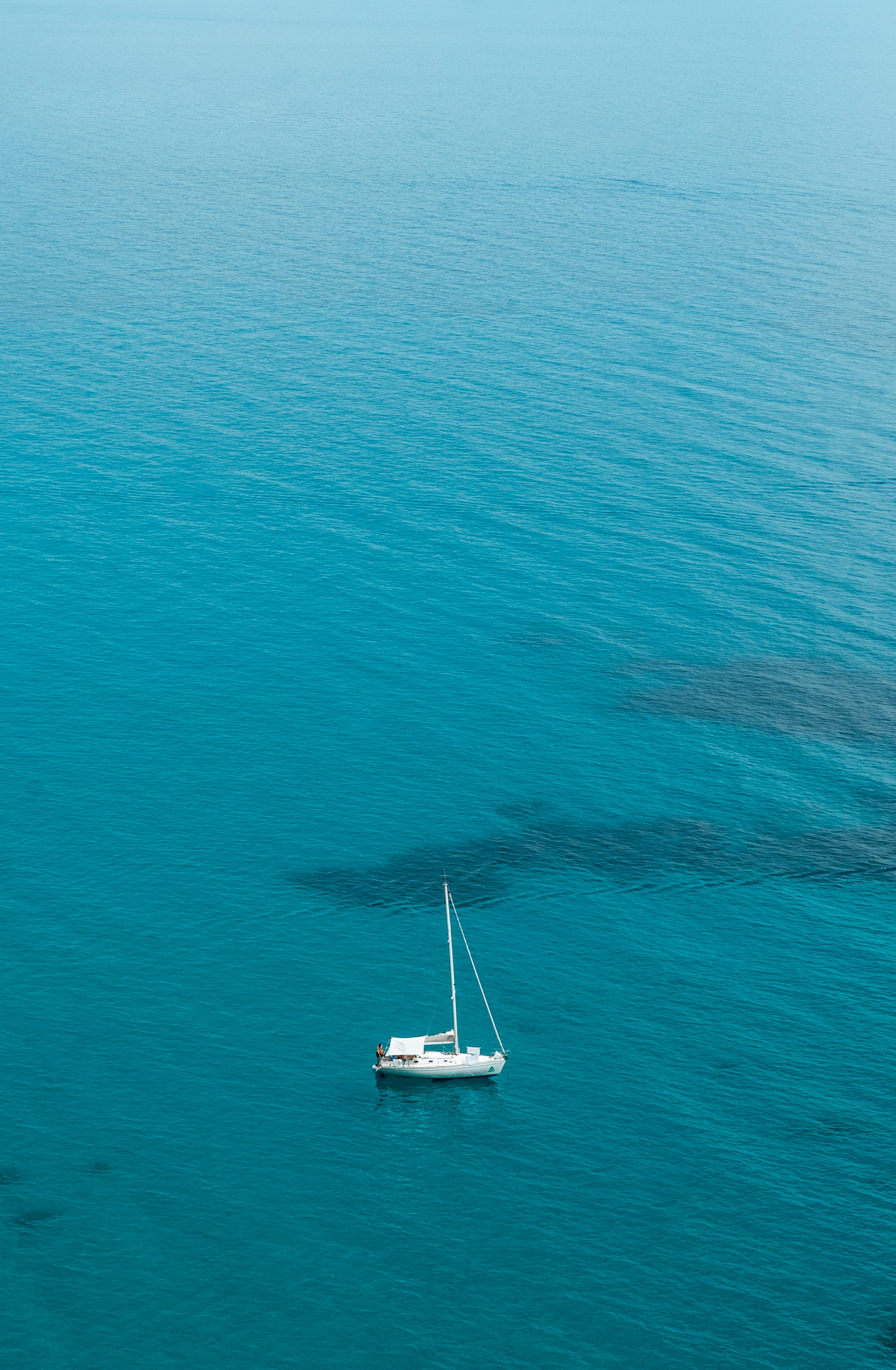 Ein Boot segelt auf dem Meer