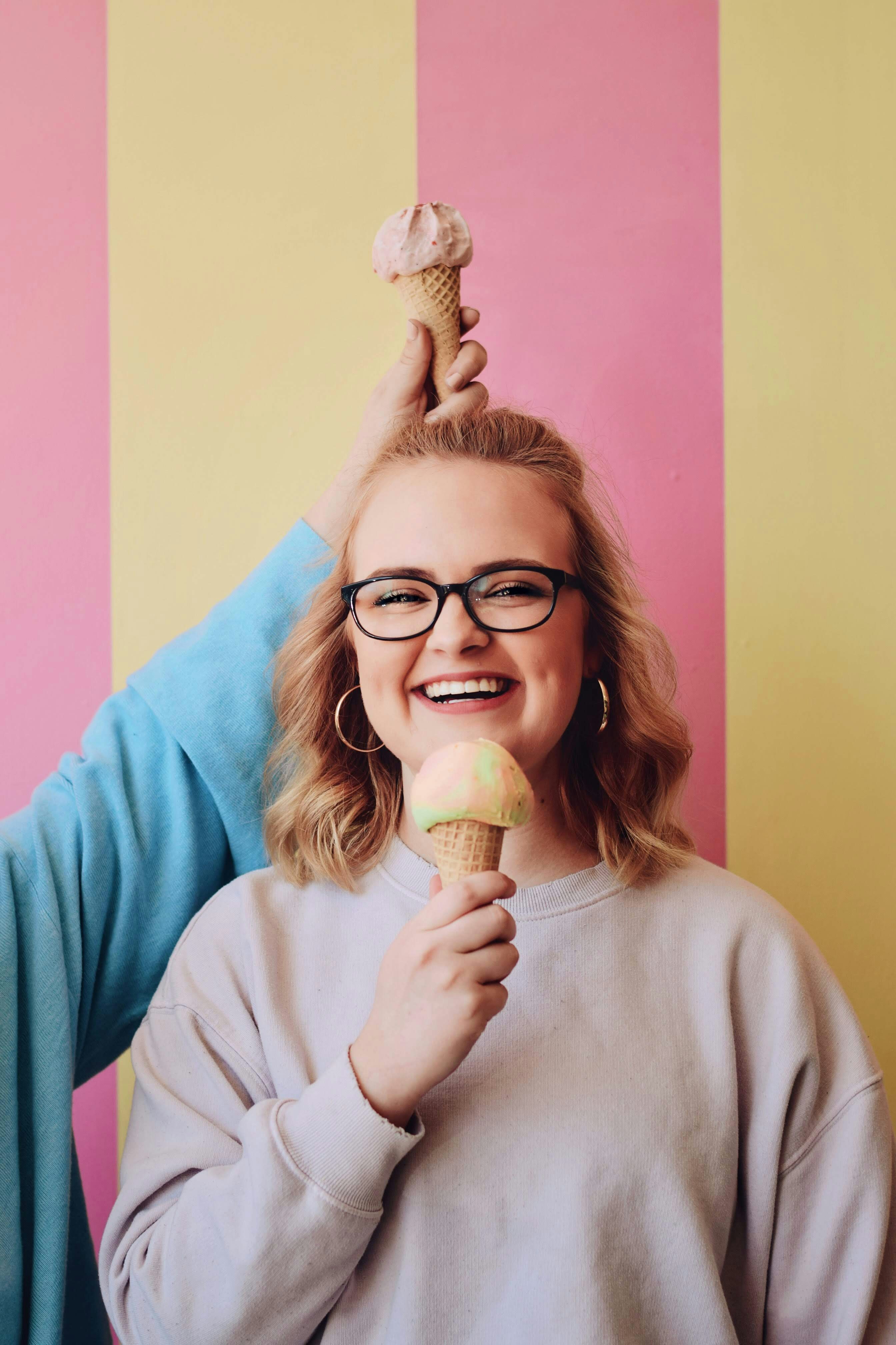 una donna che tiene un cono gelato