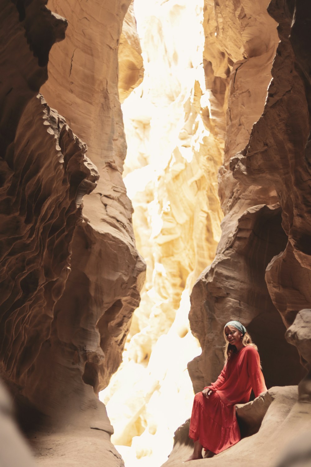 Una persona in piedi in una grotta