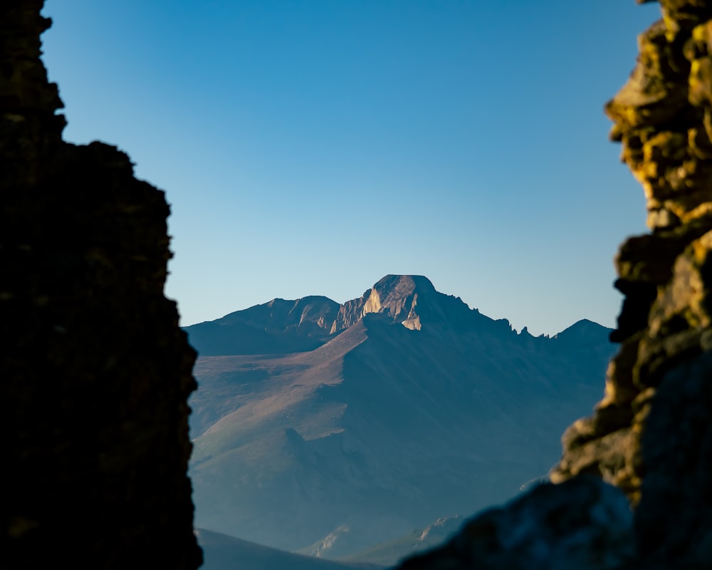 Una vista de una cadena montañosa desde un acantilado