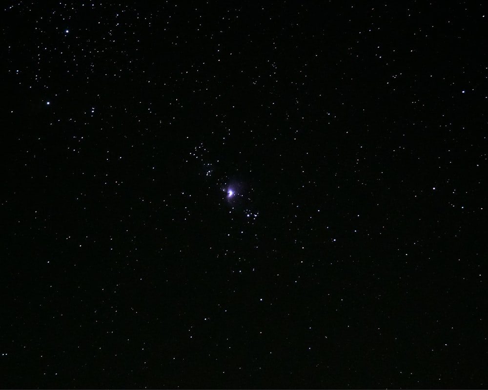 un cielo nocturno estrellado con una luz brillante en el medio con Galería Arcturus en el fondo