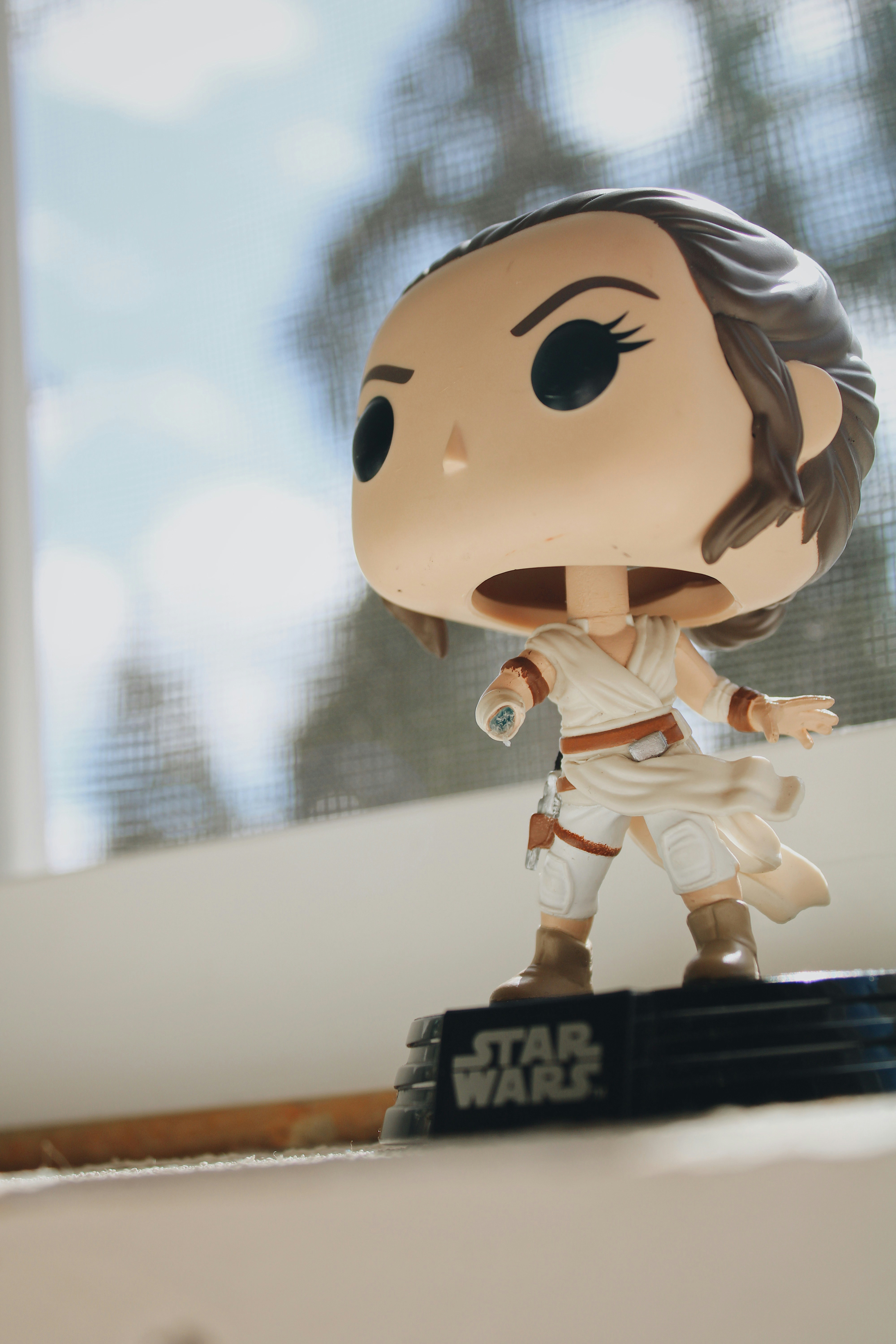 uma figura de brinquedo em um suporte