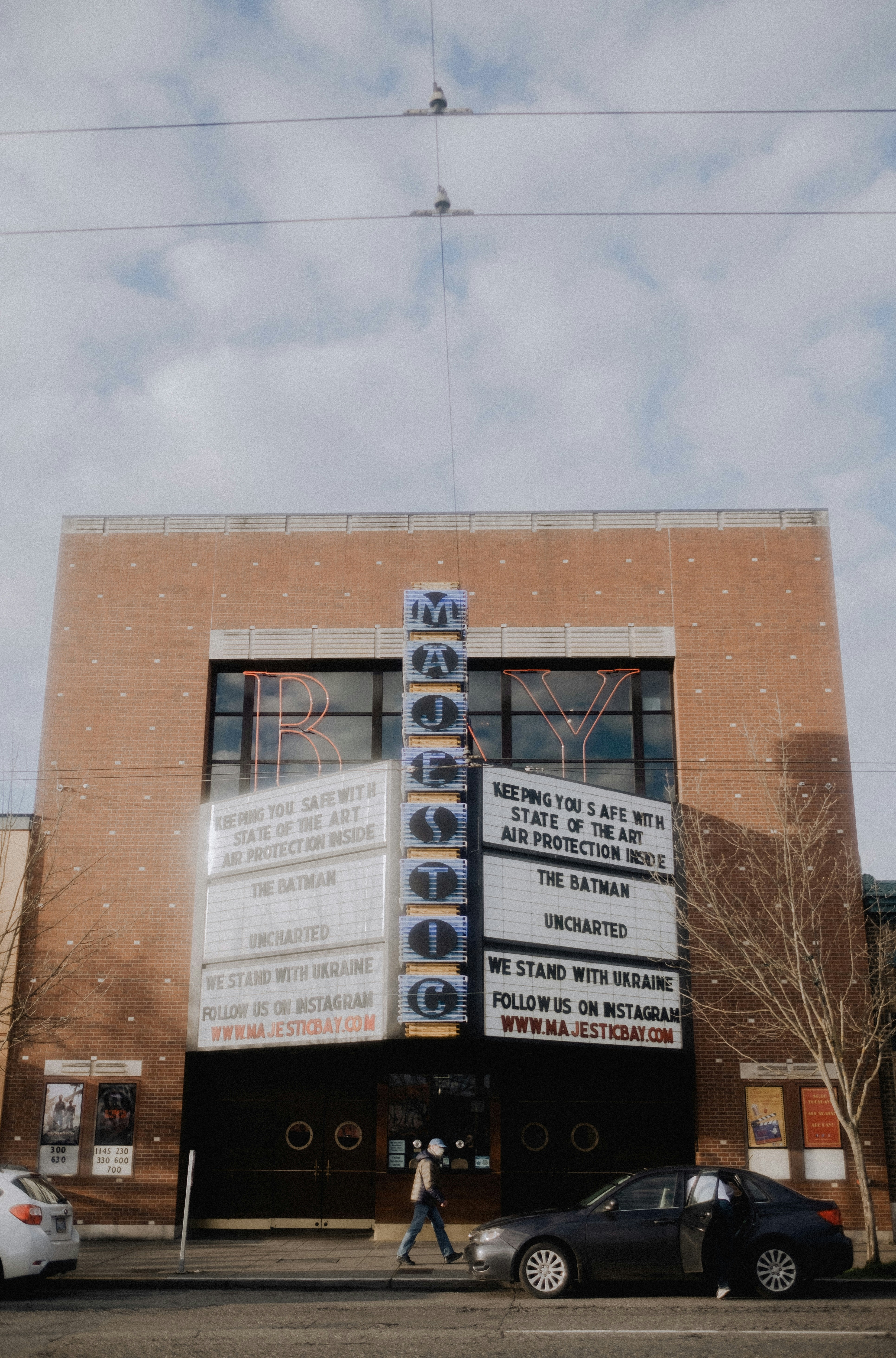 Foto Un edificio con un letrero – Imagen gratis en Unsplash