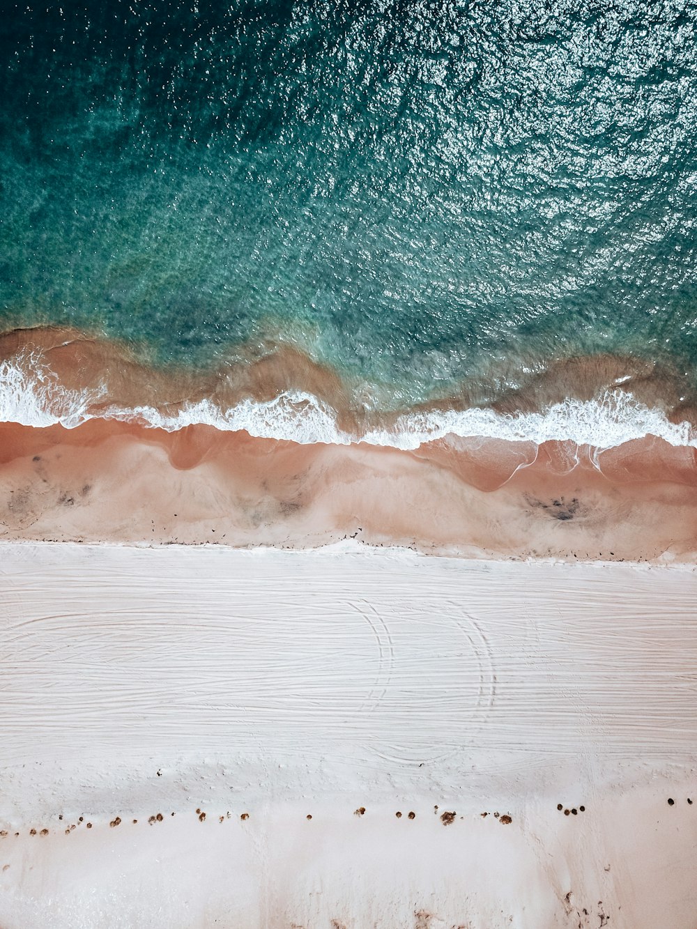 Eine Welle, die an einem Strand zusammenbricht