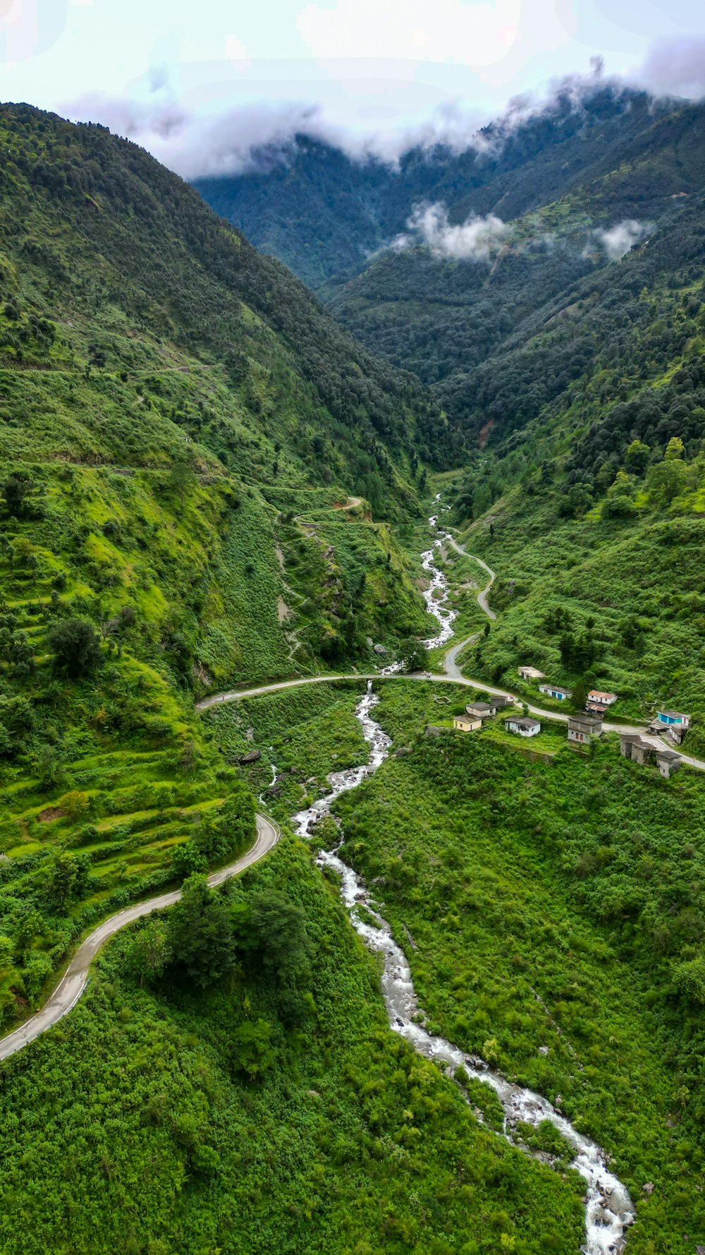 un río que atraviesa un valle