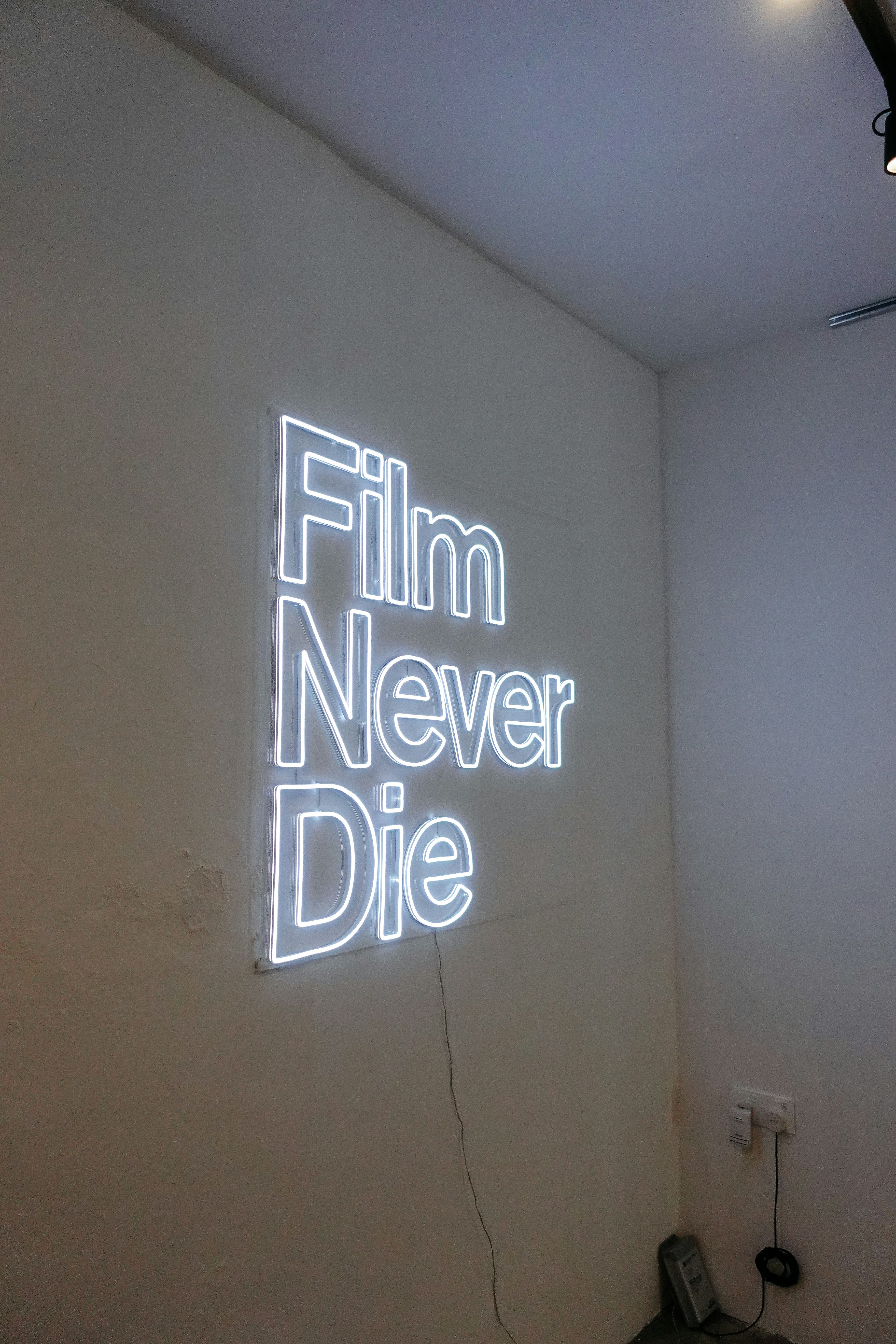 A sign on a wall photo – Free Space Image on Unsplash