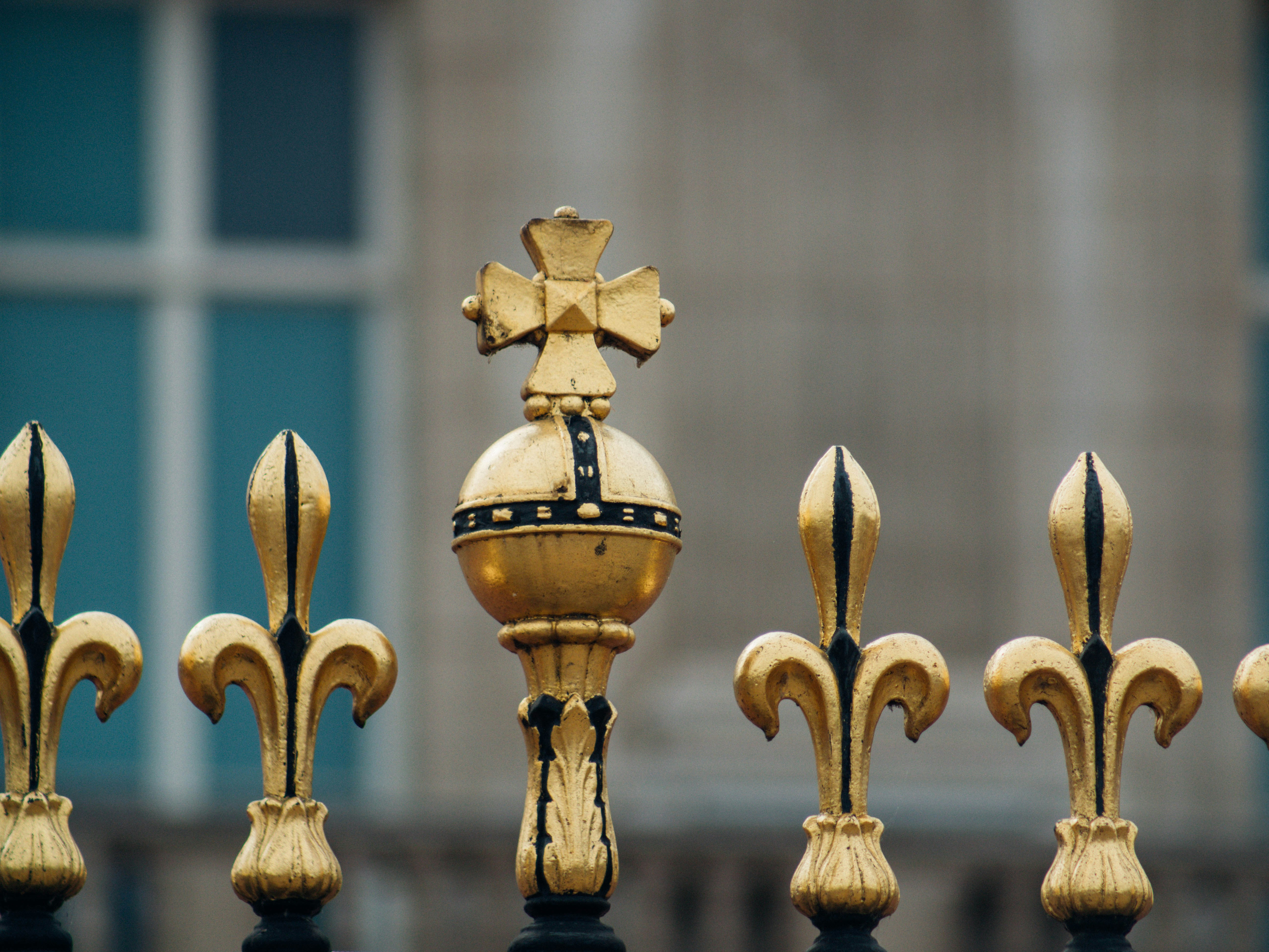 Un grupo de trofeos de oro y plata