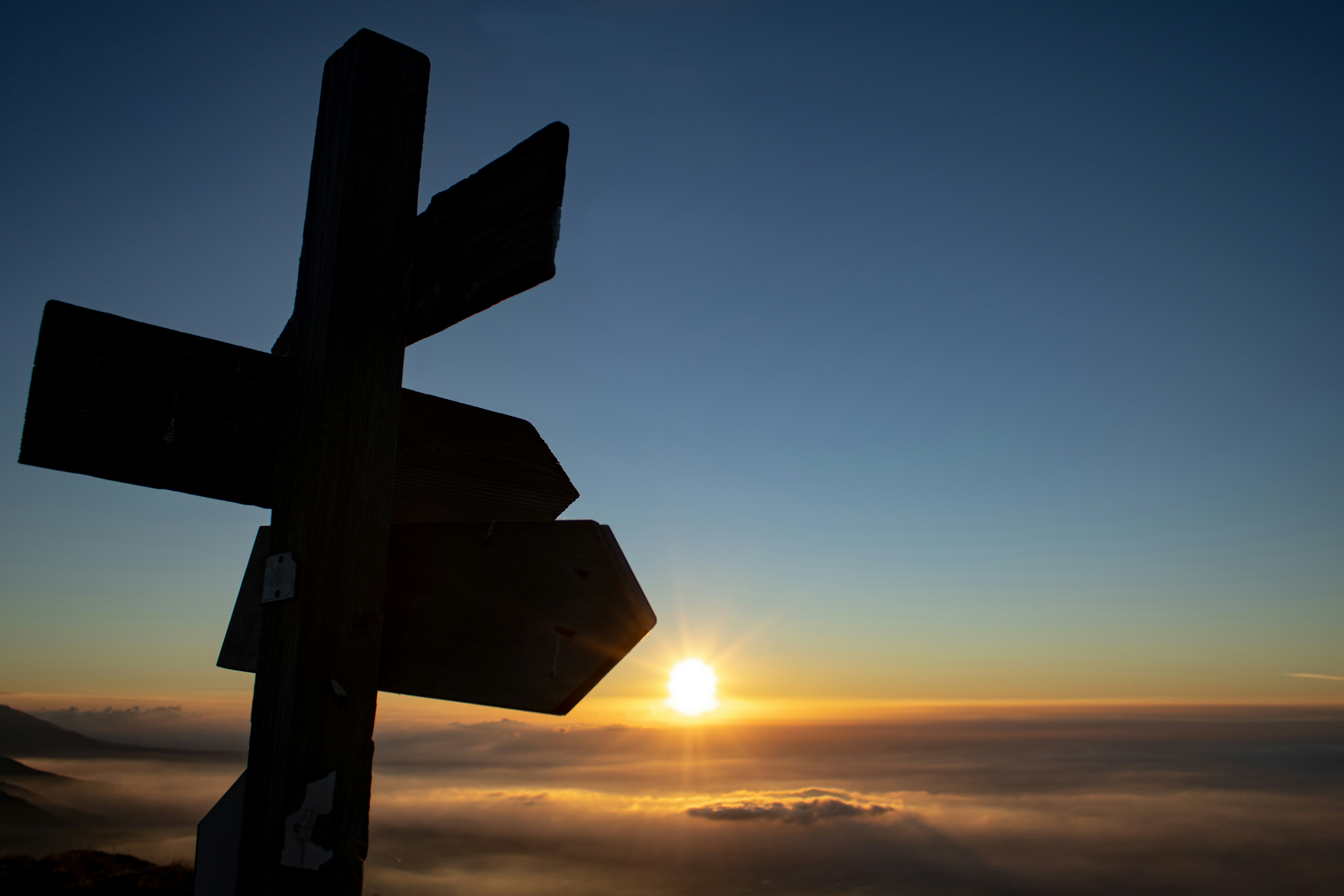 Un aereo che vola nel cielo