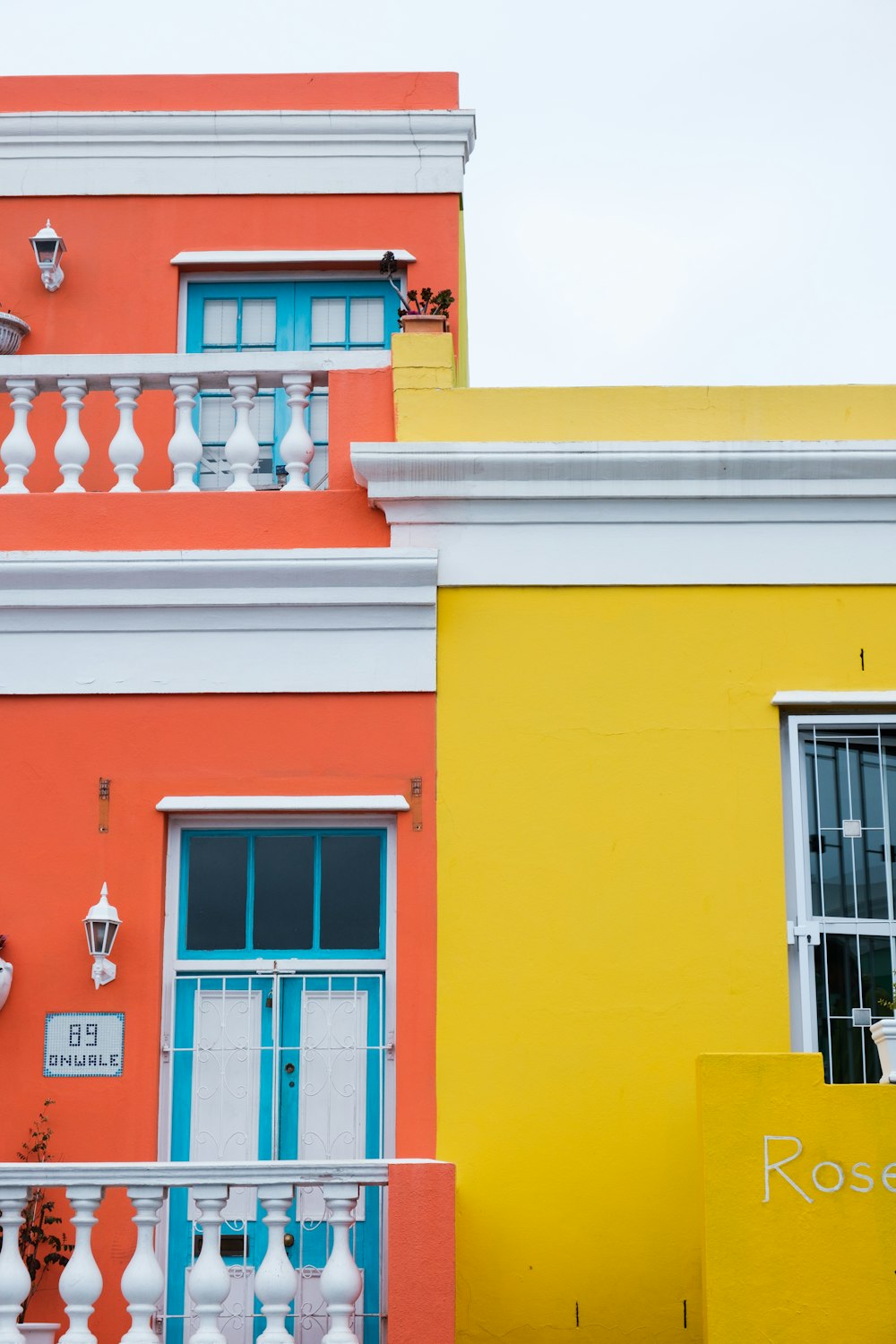 um edifício amarelo com portas azuis