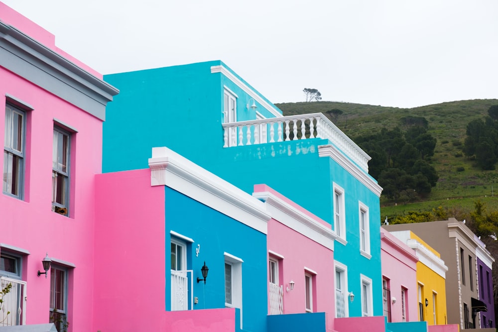 Una hilera de edificios coloridos