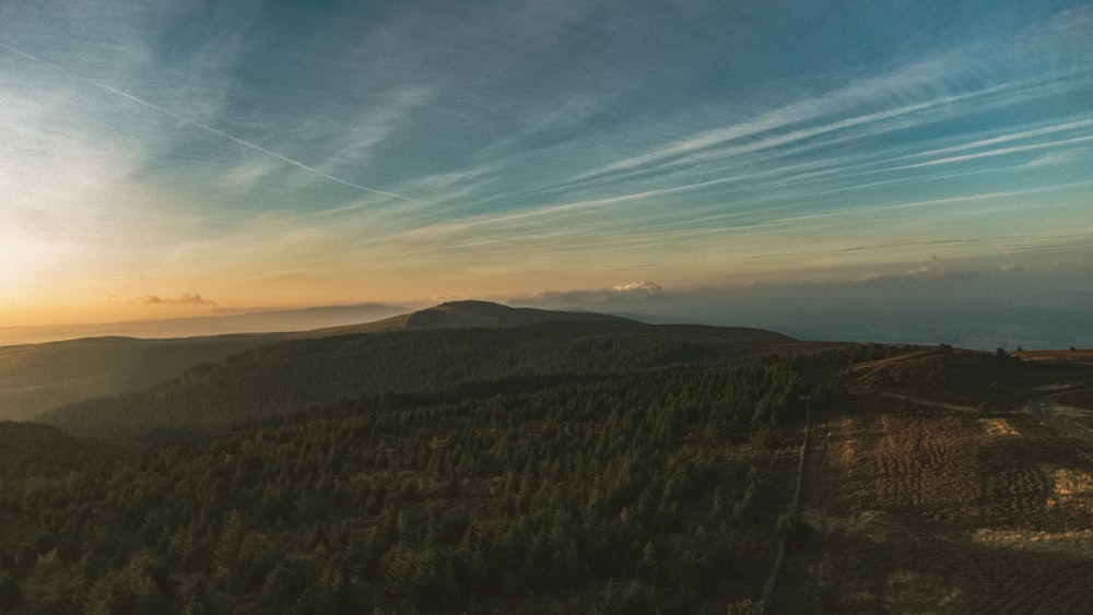 Un paesaggio con colline e un cielo azzurro