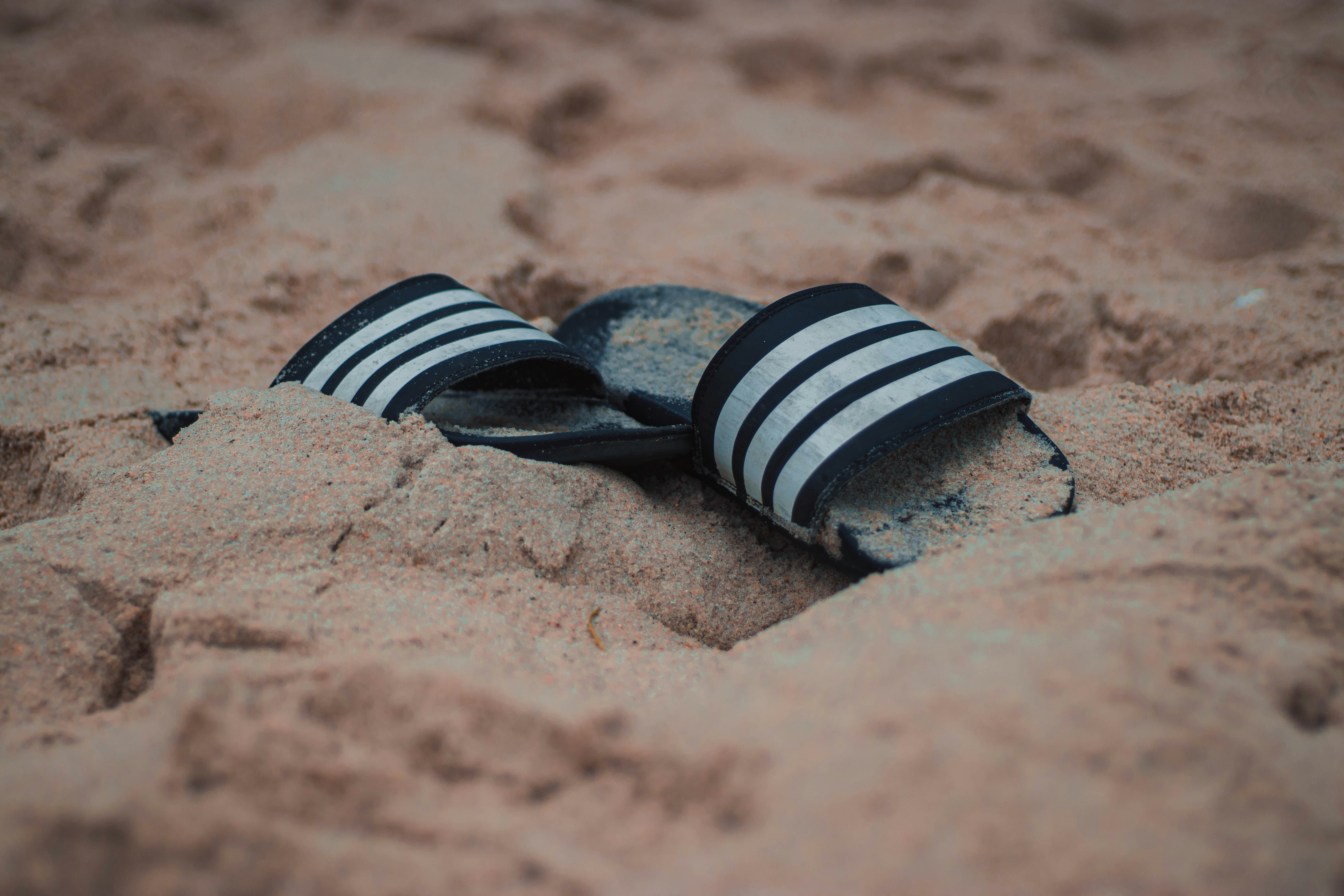 black and white bed linen