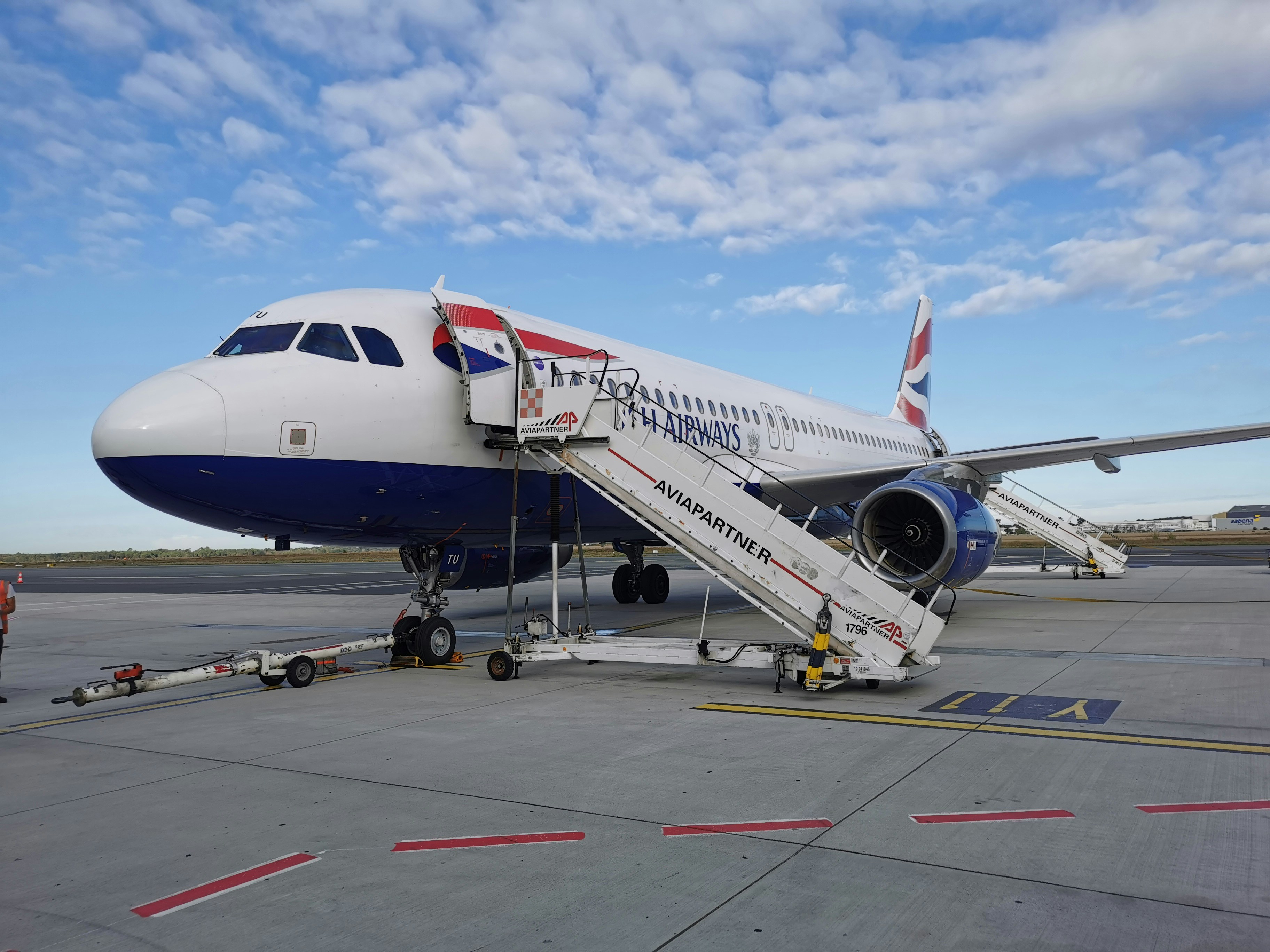 Ein großes Flugzeug wird für einen Flug vorbereitet