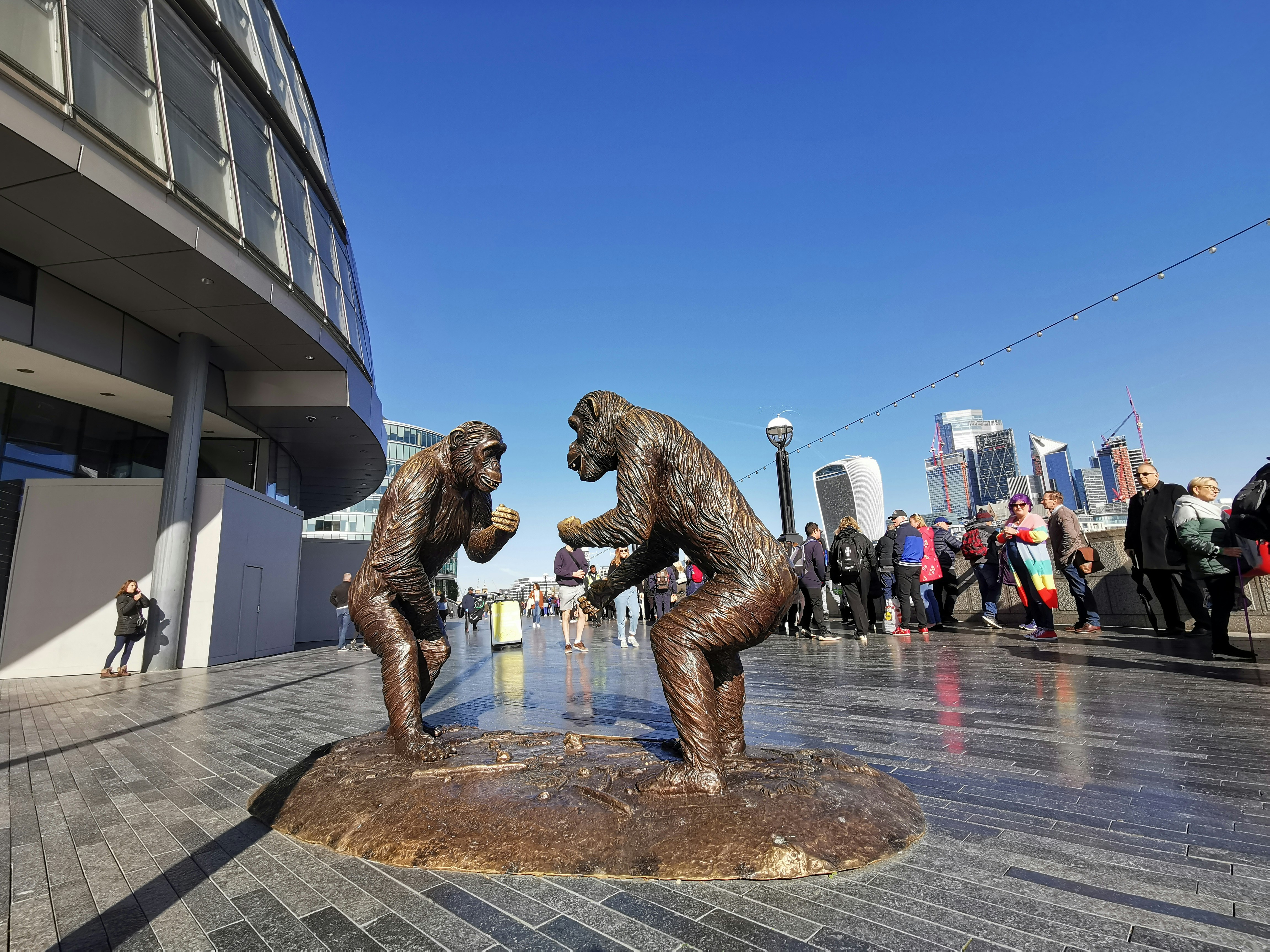 Eine Statue eines Löwen und einer Gruppe von Menschen auf einem Bürgersteig