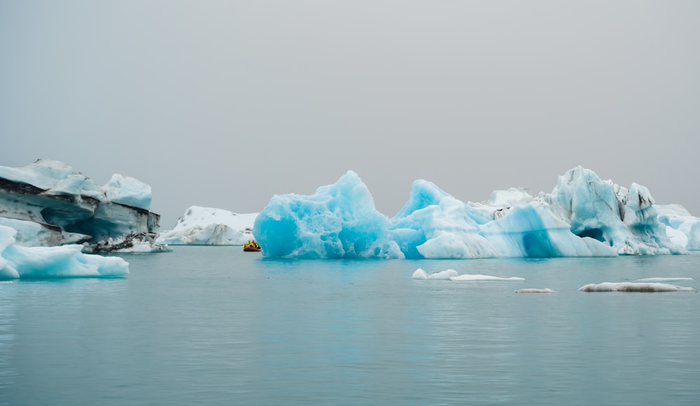 icebergs dans l’eau