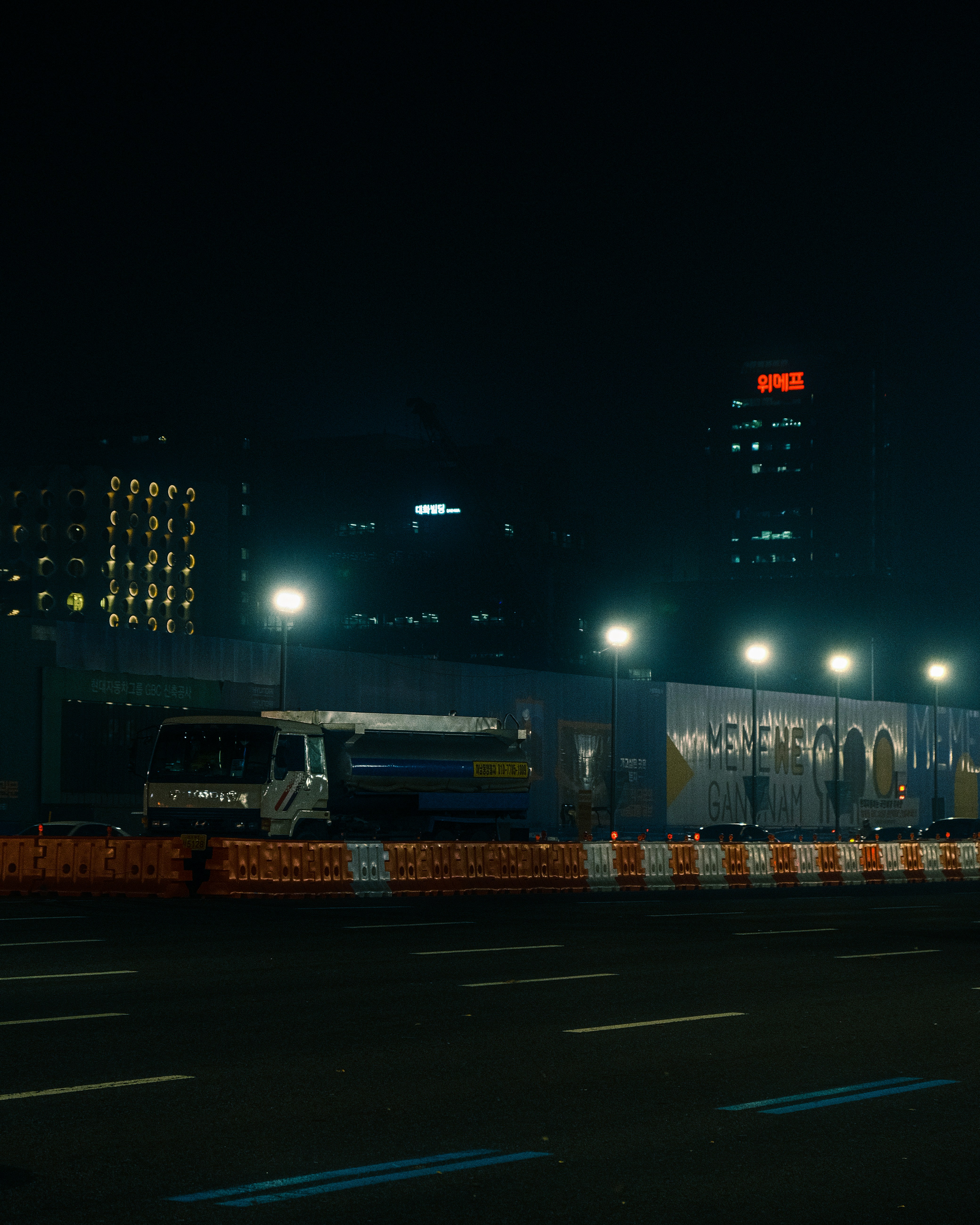 A city street at night photo – Free Street Image on Unsplash