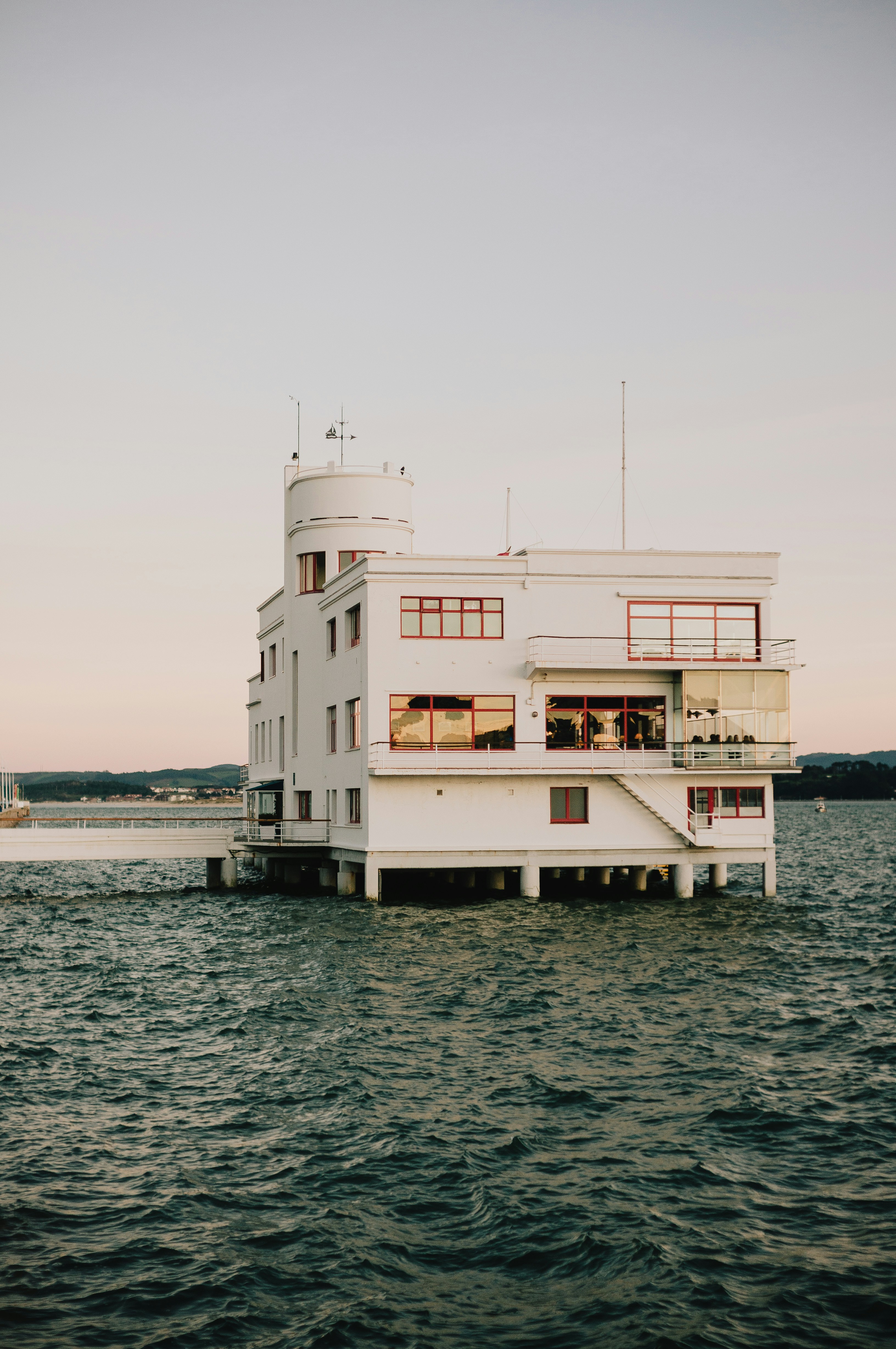 Una barca bianca sull'acqua