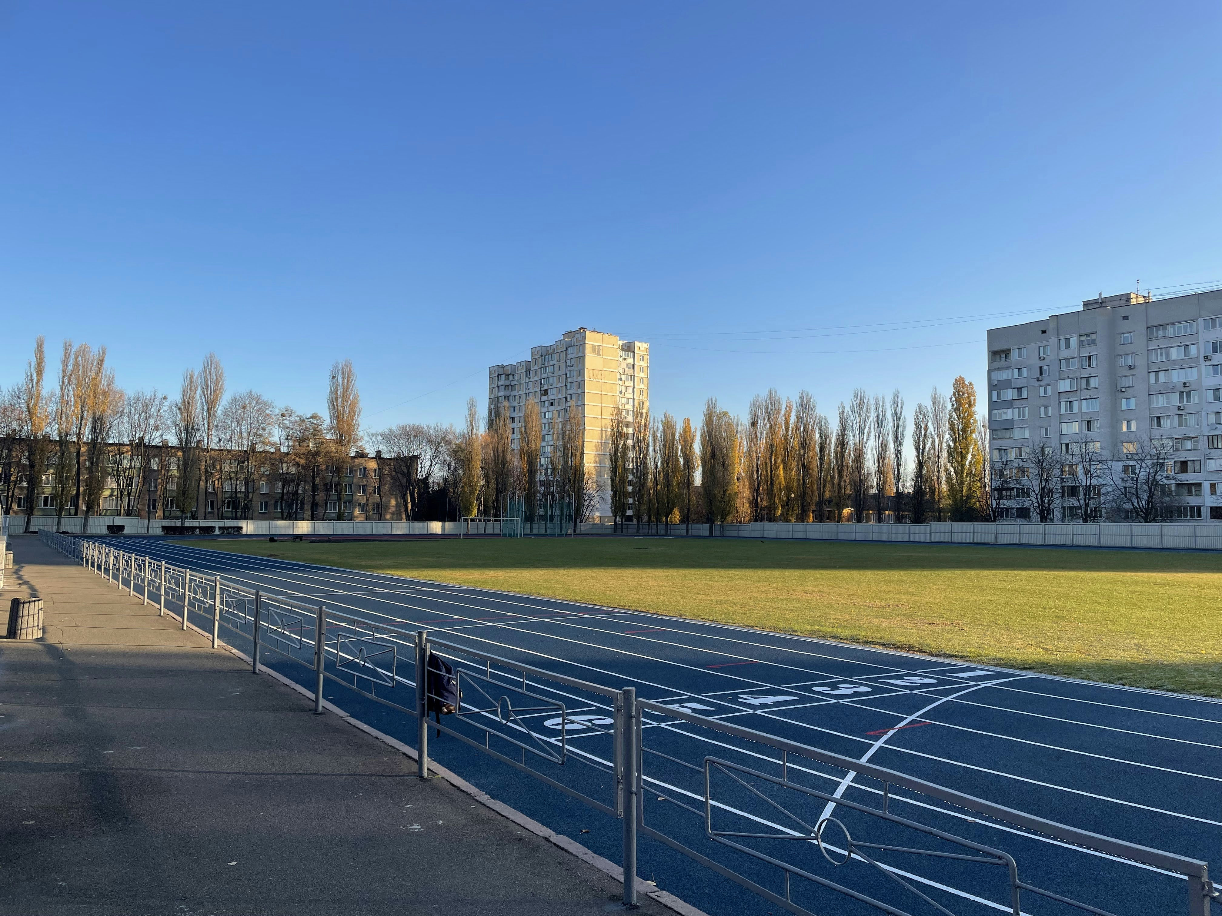 Ein Feld mit Sonnenkollektoren
