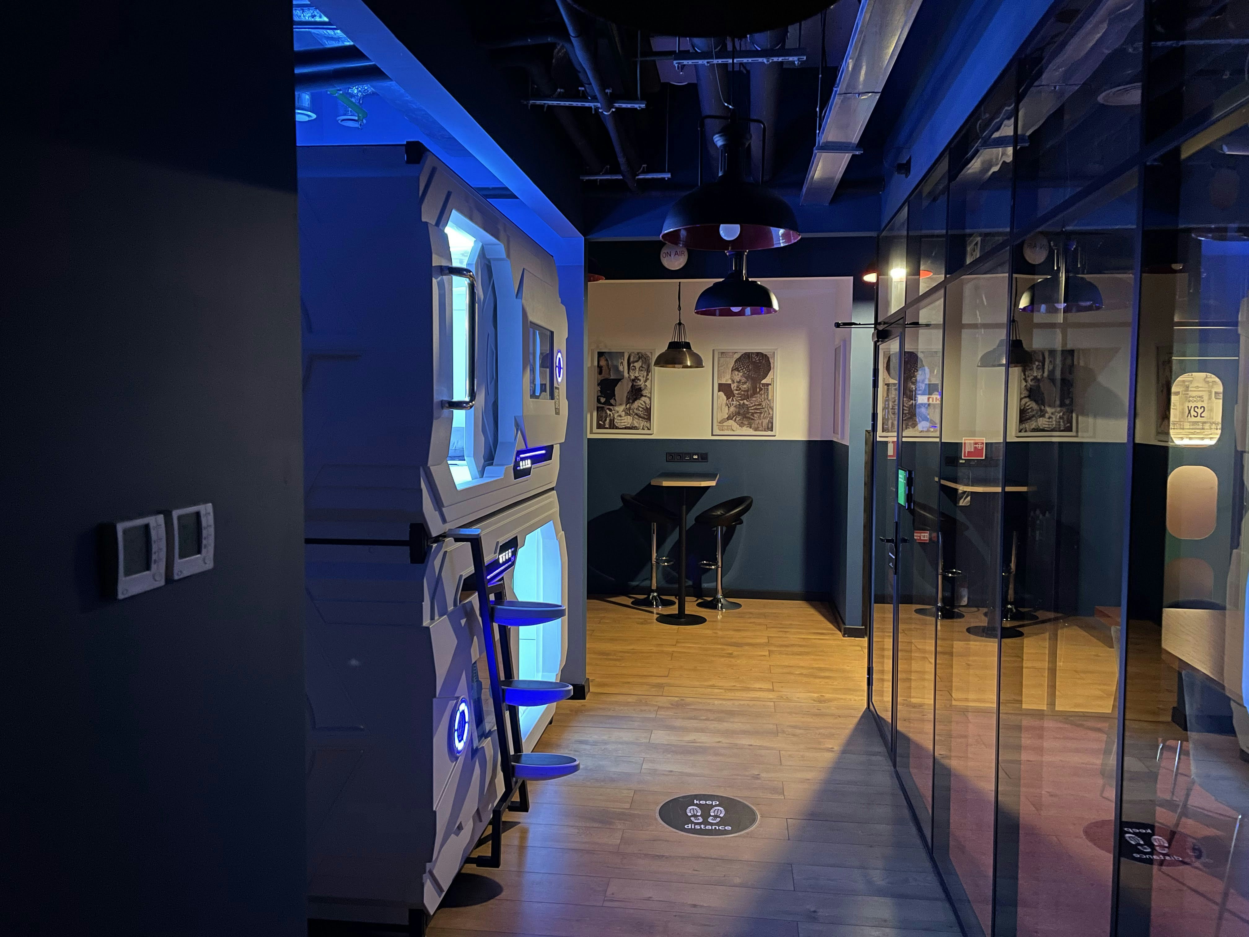 ein Zimmer mit Tisch und Stühlen