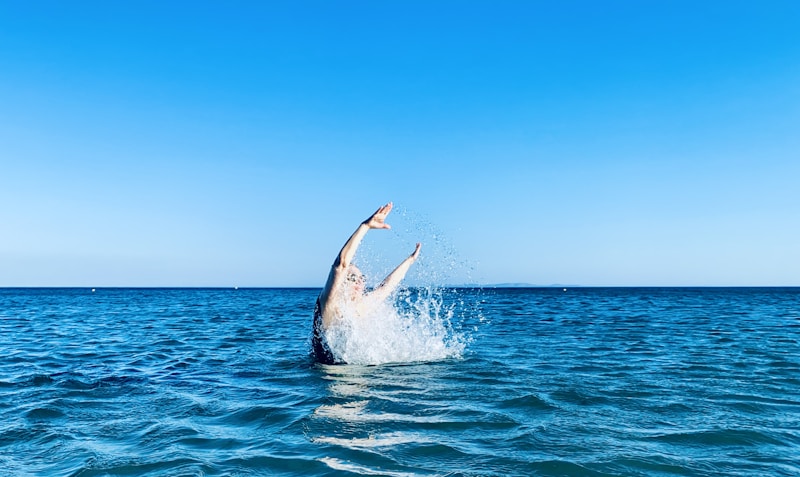 Melompat keluar dari air