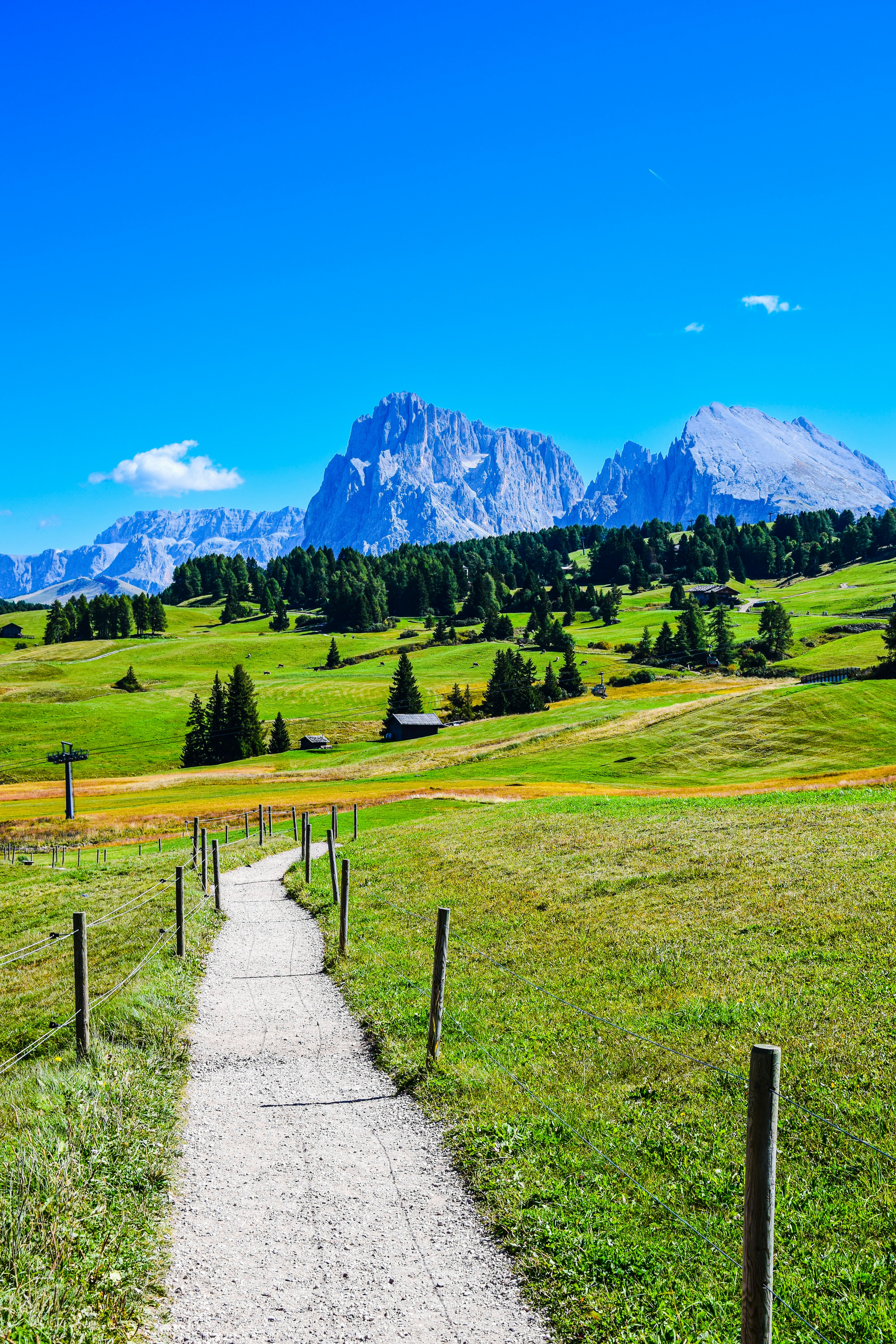 A dirt road leading to a mountain photo – Free Italy Image on Unsplash