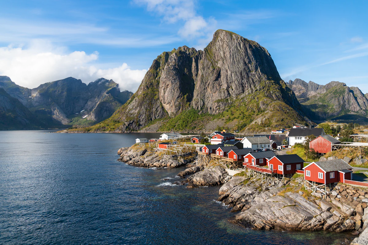 Village au bord d'un fjord norvégien