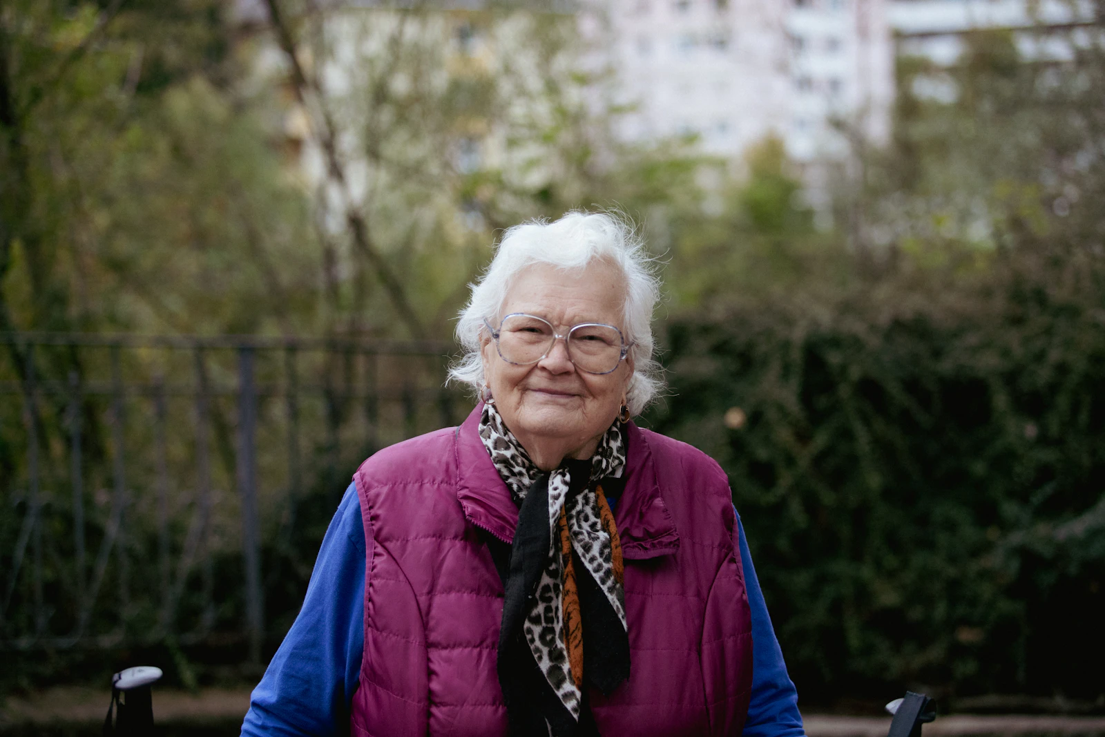 Grand-mère souriante et bienveillante en extérieur