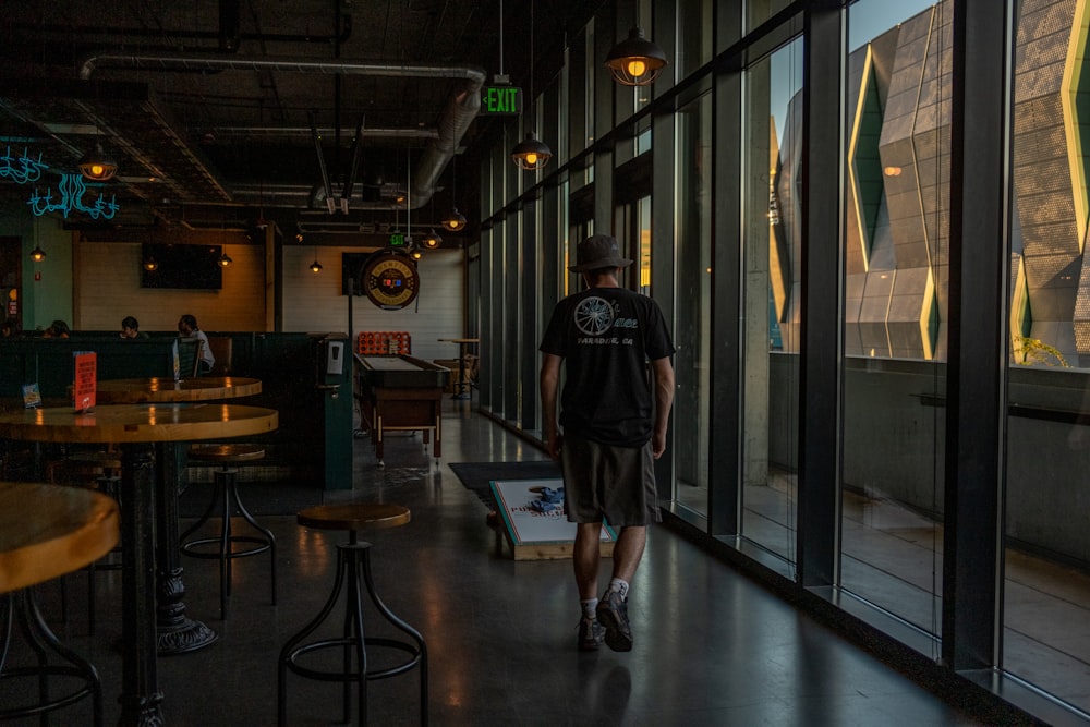 una persona caminando por un restaurante