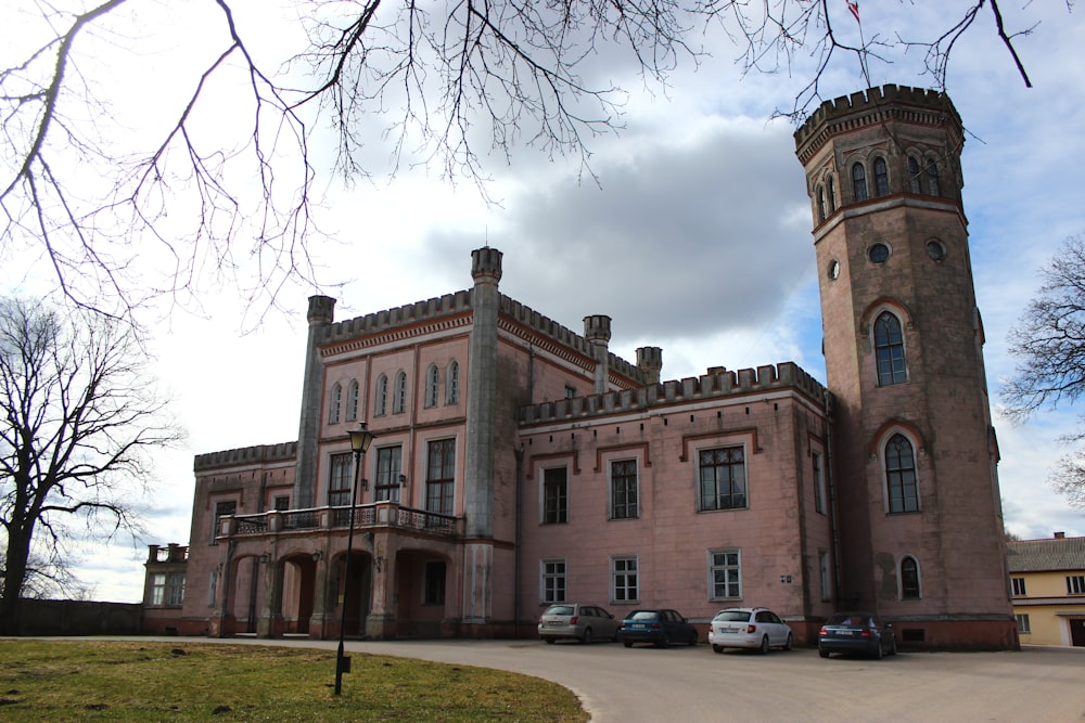 Un grand bâtiment en briques avec une tour